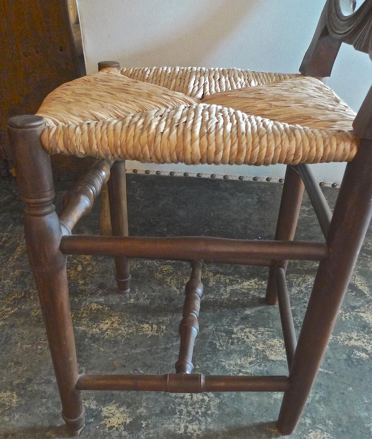 Reproduction de chaise de salle à manger française de style Louis XVI sculptée à la main avec assise en jonc en vente 4