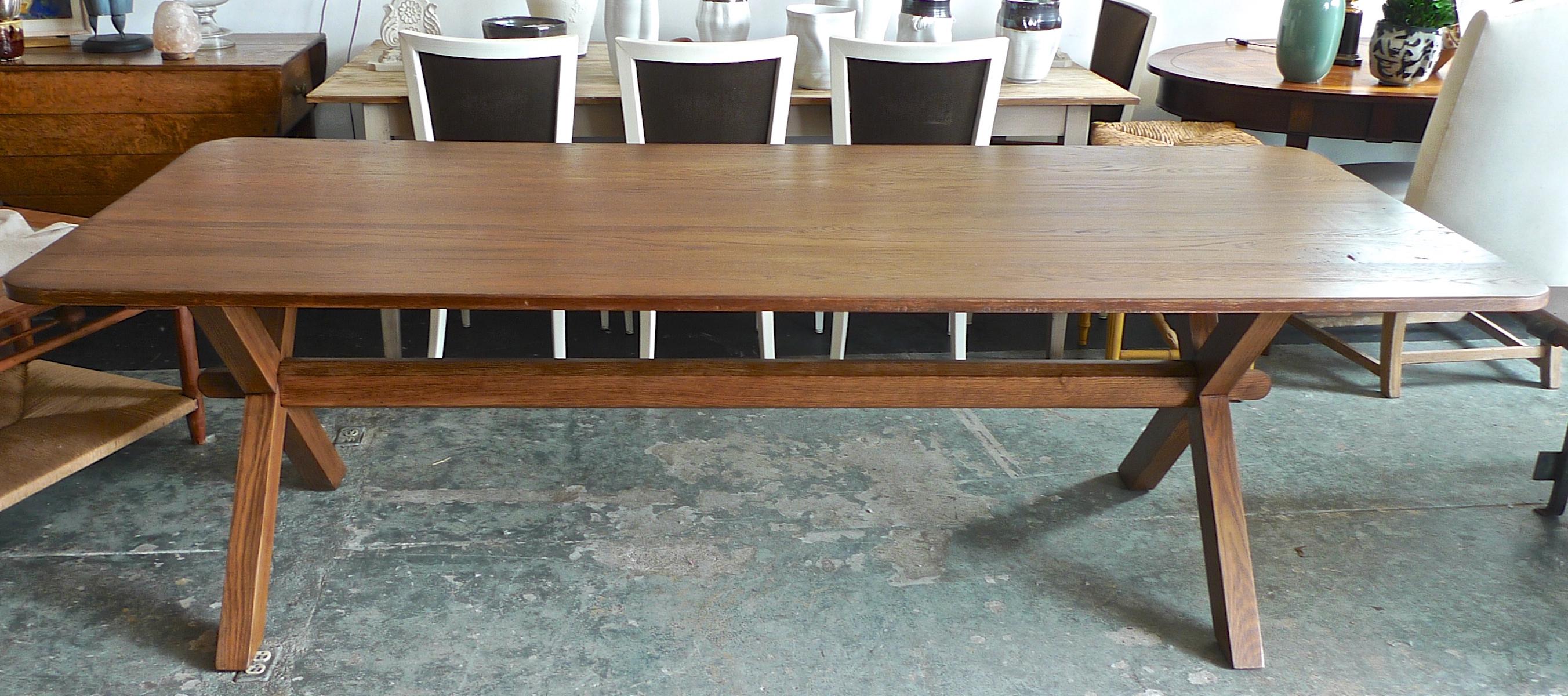 Reproduction d'une table de salle à manger de style français à tréteaux sur pieds croisés en bois de chêne