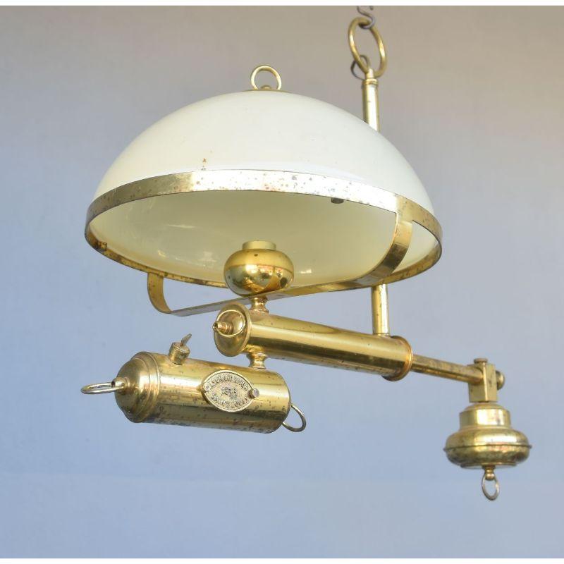 Riproduzione di lampadario a gas in ottone con opalina di dimensioni pari a 67 cm di altezza per una larghezza di 74 cm e una profondità di 40 cm.

Informazioni aggiuntive: 
Materiale: Bronzo, opalina, vetro e cristallo
Stile: Vintage 1970.