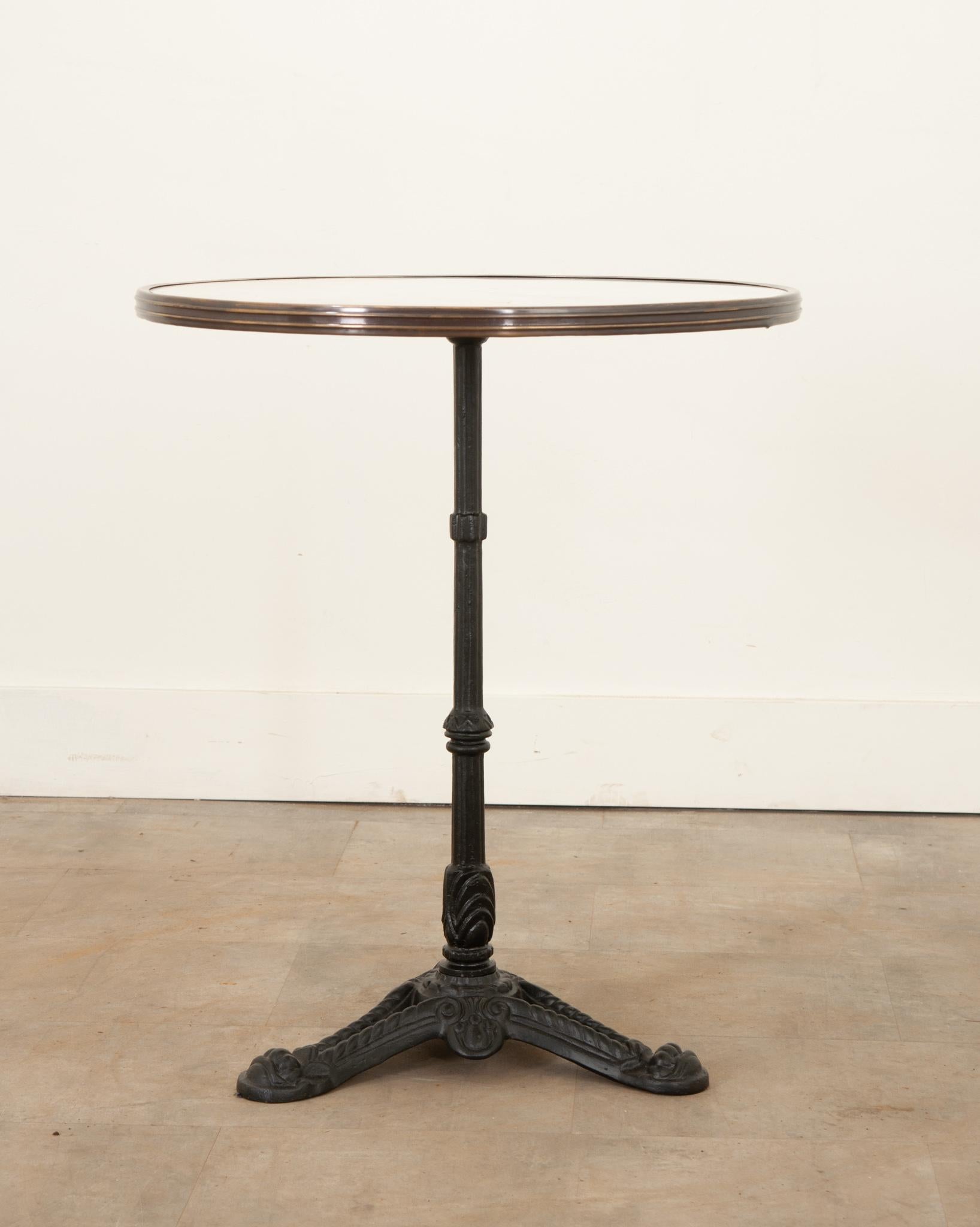 Questo tavolo da bistrot dal design classico è il modo perfetto per elevare qualsiasi piccolo spazio da pranzo o sala bar. Originariamente resi popolari durante la Belle Époque parigina, i tavoli da bistrot in marmo come questo continuano a essere