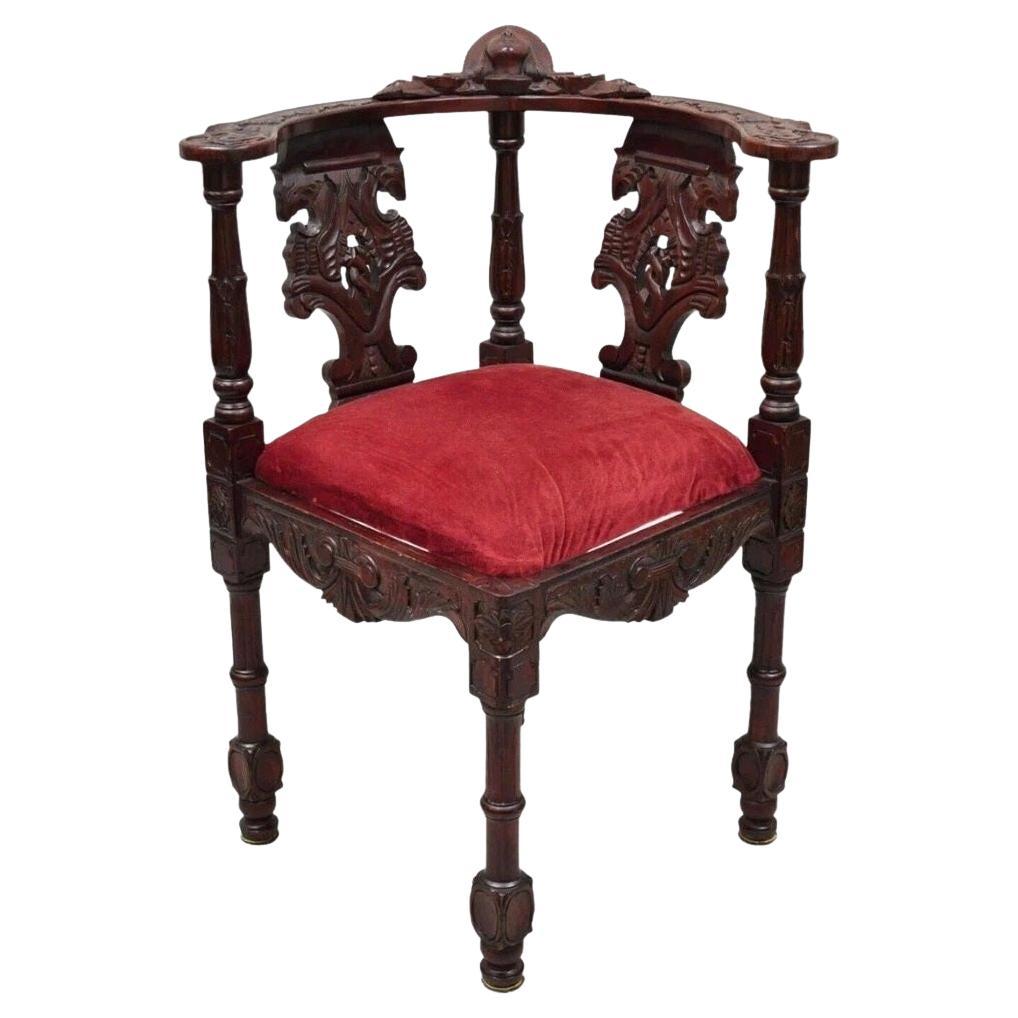 Reproduction d
une chaise d
angle en acajou de style Renaissance italienne avec face sculptée en vente