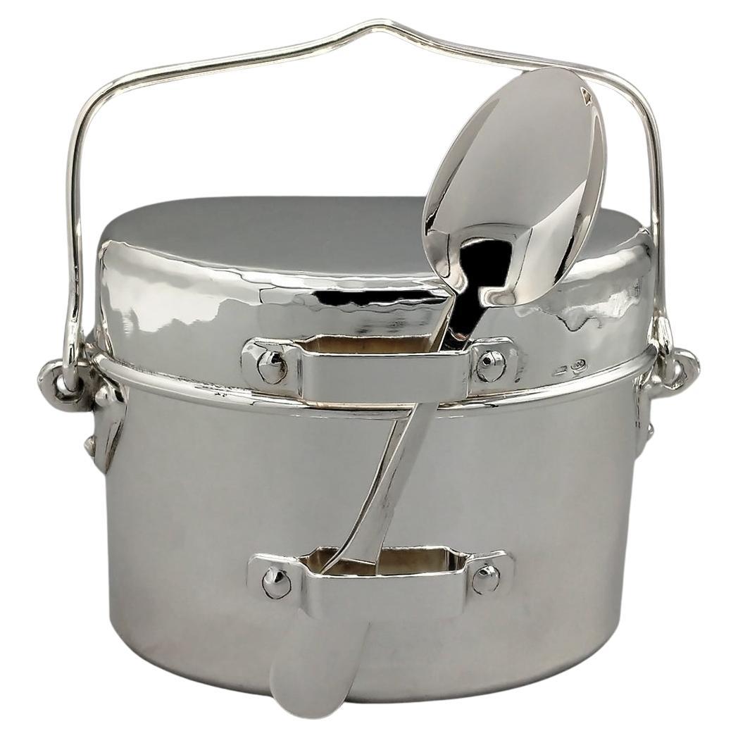 Reproducción en plata 800 maciza de una antigua caja y cuchara de racionamiento militar italiana en venta