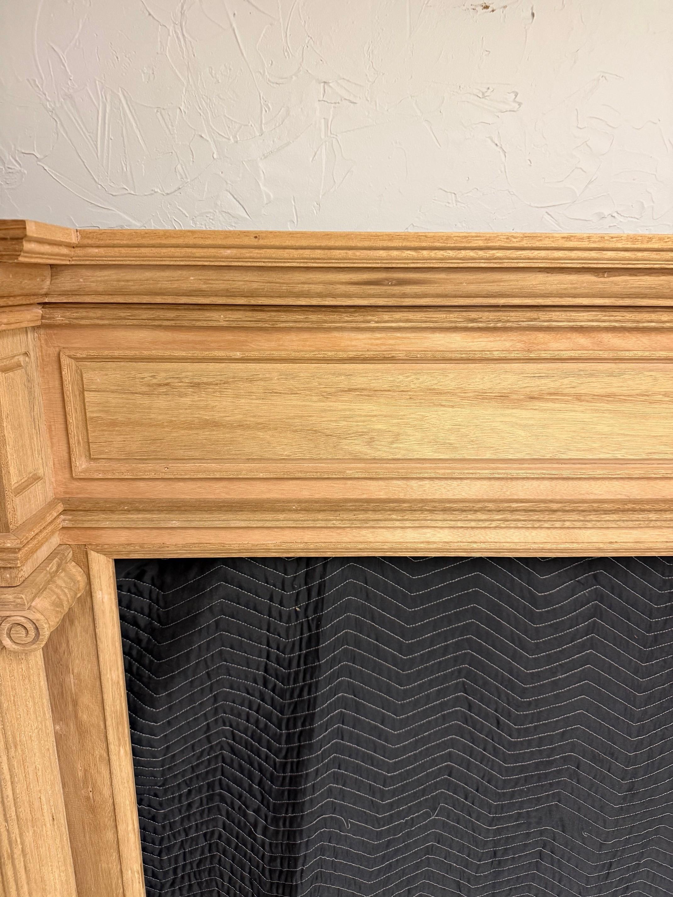 Intagliato Reproduction Mahogany Fireplace Mantel with Fluted Columns and Carved Capitals in vendita