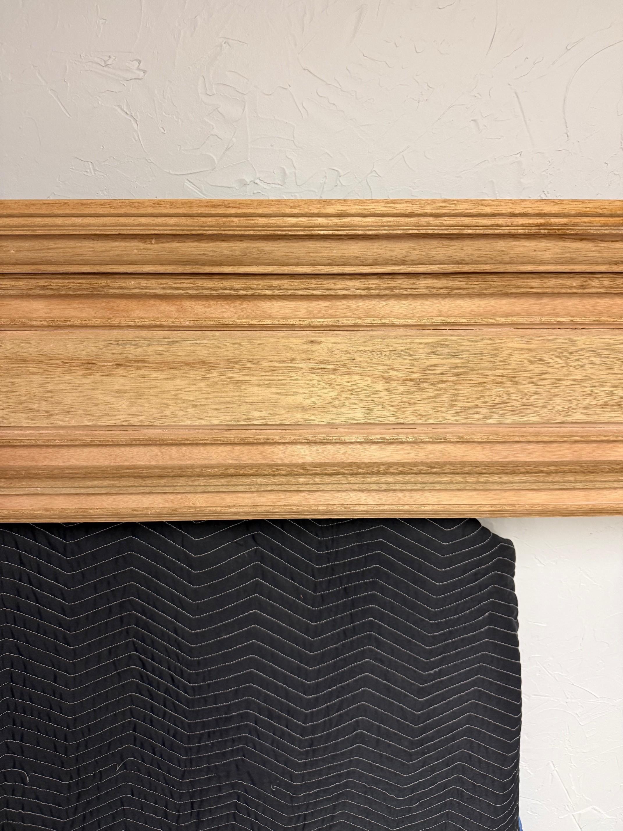 Reproduction Mahogany Fireplace Mantel with Fluted Columns and Carved Capitals In condizioni buone in vendita a Stamford, CT