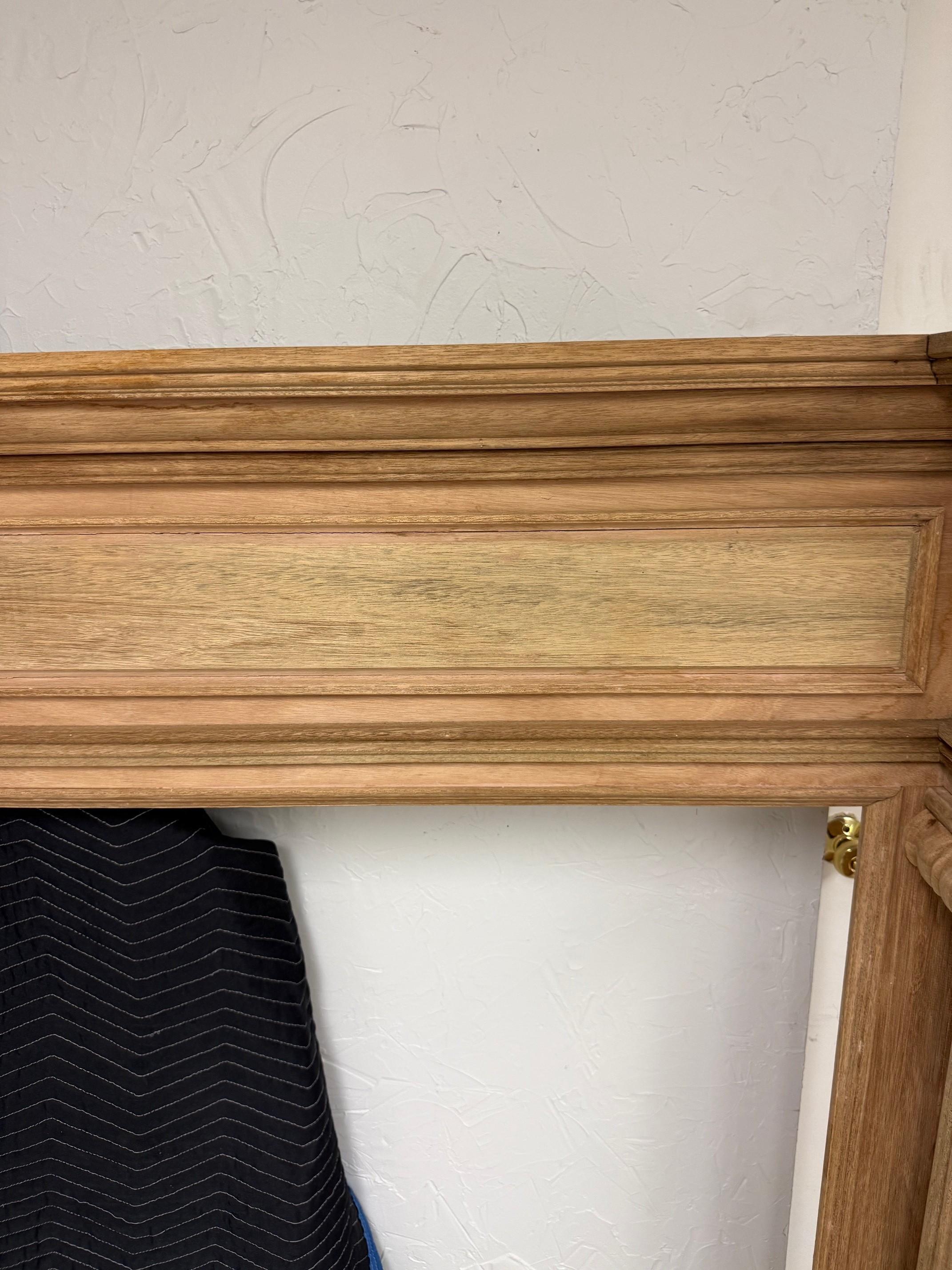 XXI secolo e contemporaneo Reproduction Mahogany Fireplace Mantel with Fluted Columns and Carved Capitals in vendita