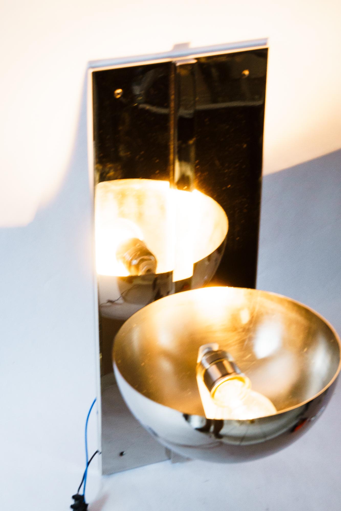 Austriaco Riproduzione di una lampada da parete in nichel art déco (più grande) in vendita