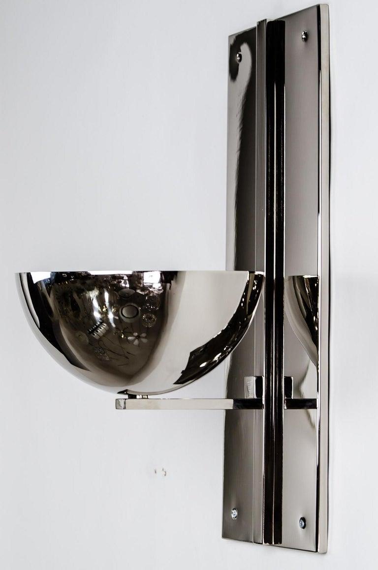 Riproduzione di una lampada da parete in nichel art déco 
Questa è una riproduzione. ( Nuovo )
Abbiamo anche lo stesso modello in ottone lucido.
Può essere anche in ottone e laccato.
L'ultima foto mostra che abbiamo lo stesso modello solo un po' più
