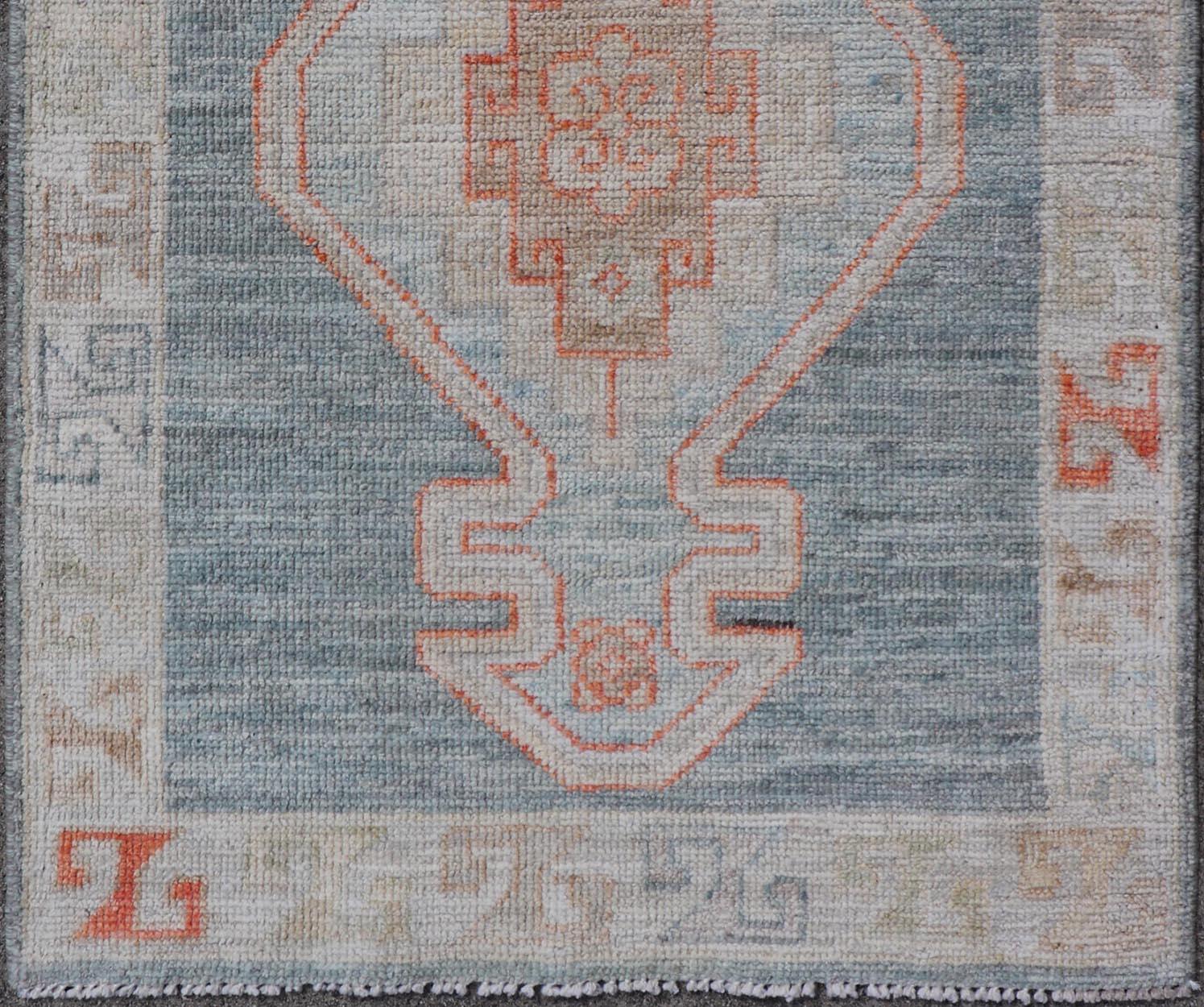 Measures: 2'1 x 3'3 
Reproduction Oushak Rug with Soft Gray, Ivory, and Coral Accents 2'1 x 3'3. 
Keivan Woven Arts. rug /AWR-2202 / Early 21st Century, Afghanistan Oushak.

The central medallion, rendered in shades of coral and ivory, is framed by