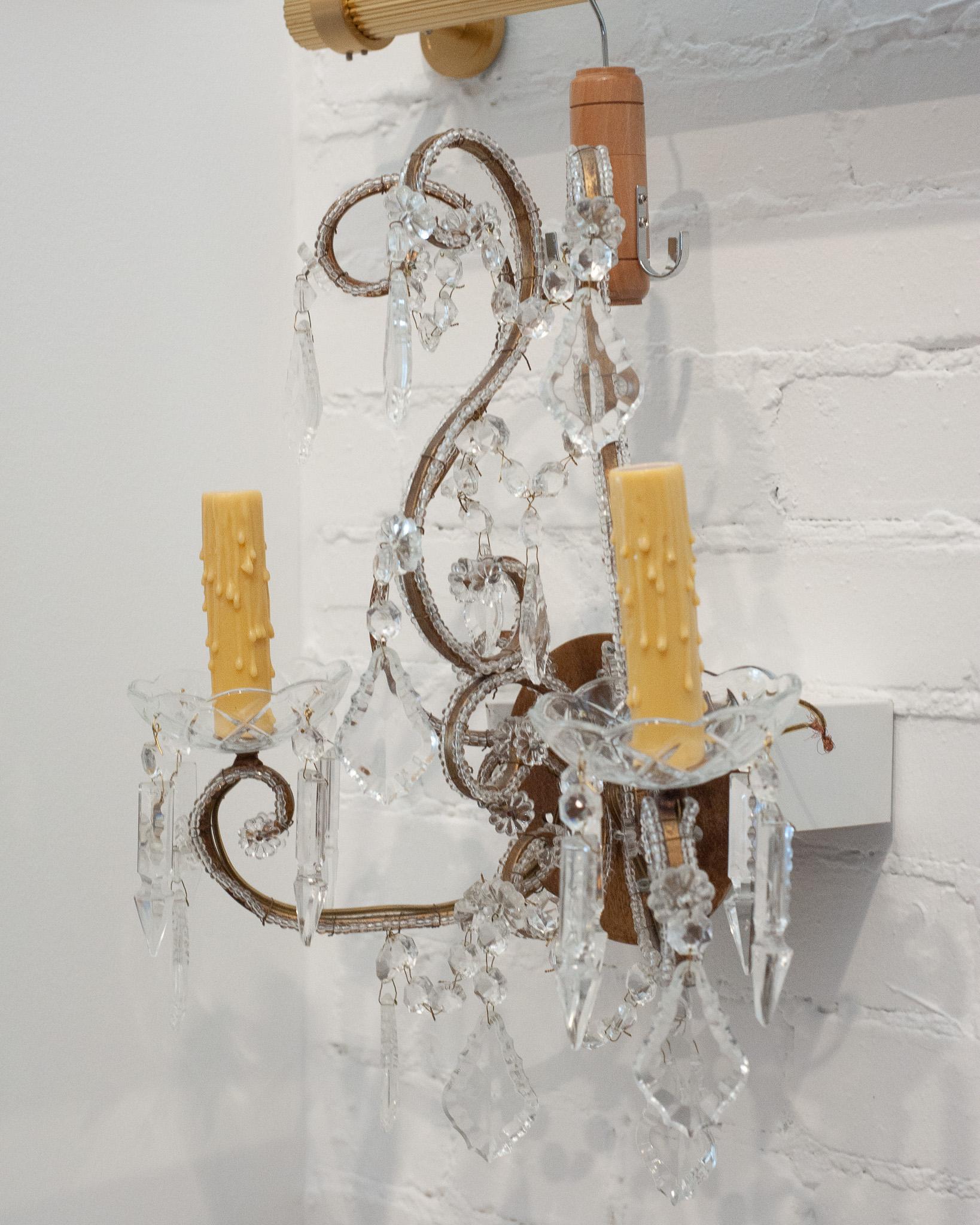 Une belle paire d'appliques en bronze et cristal perlé. D'une conception élaborée et classique, ces appliques sont bien réalisées avec des perles et des gouttes de cristal ornées.