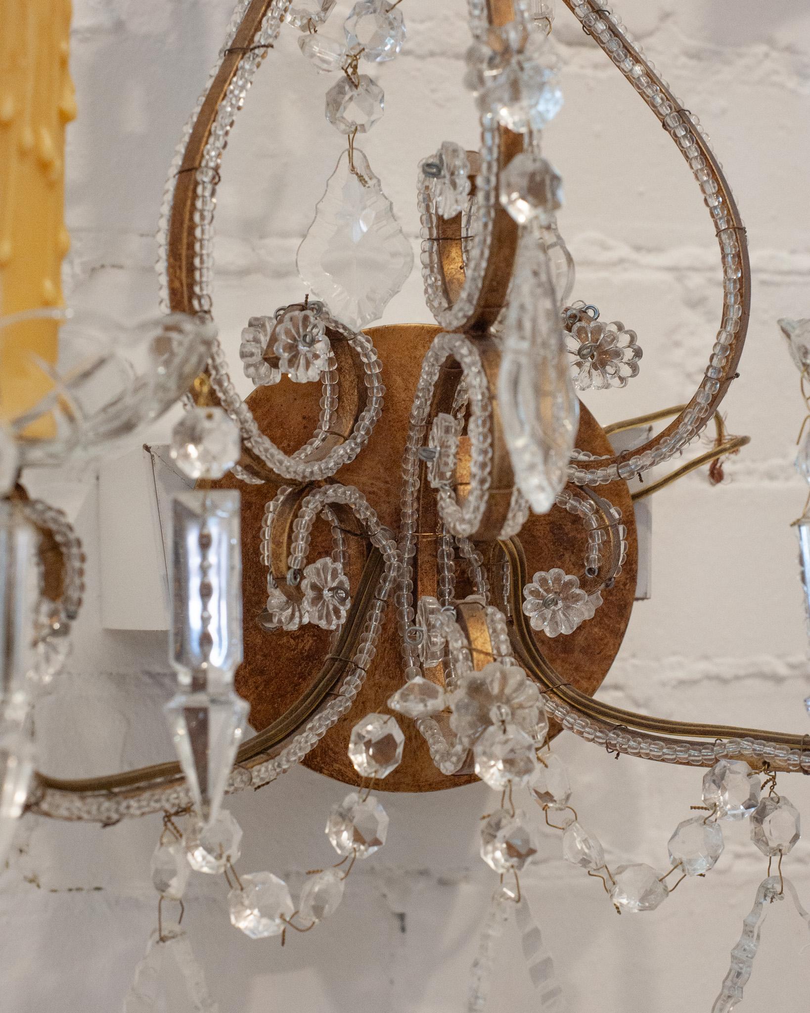 Reproduction d'appliques italiennes en cristal perlé et laiton vieilli Bon état - En vente à Toronto, ON