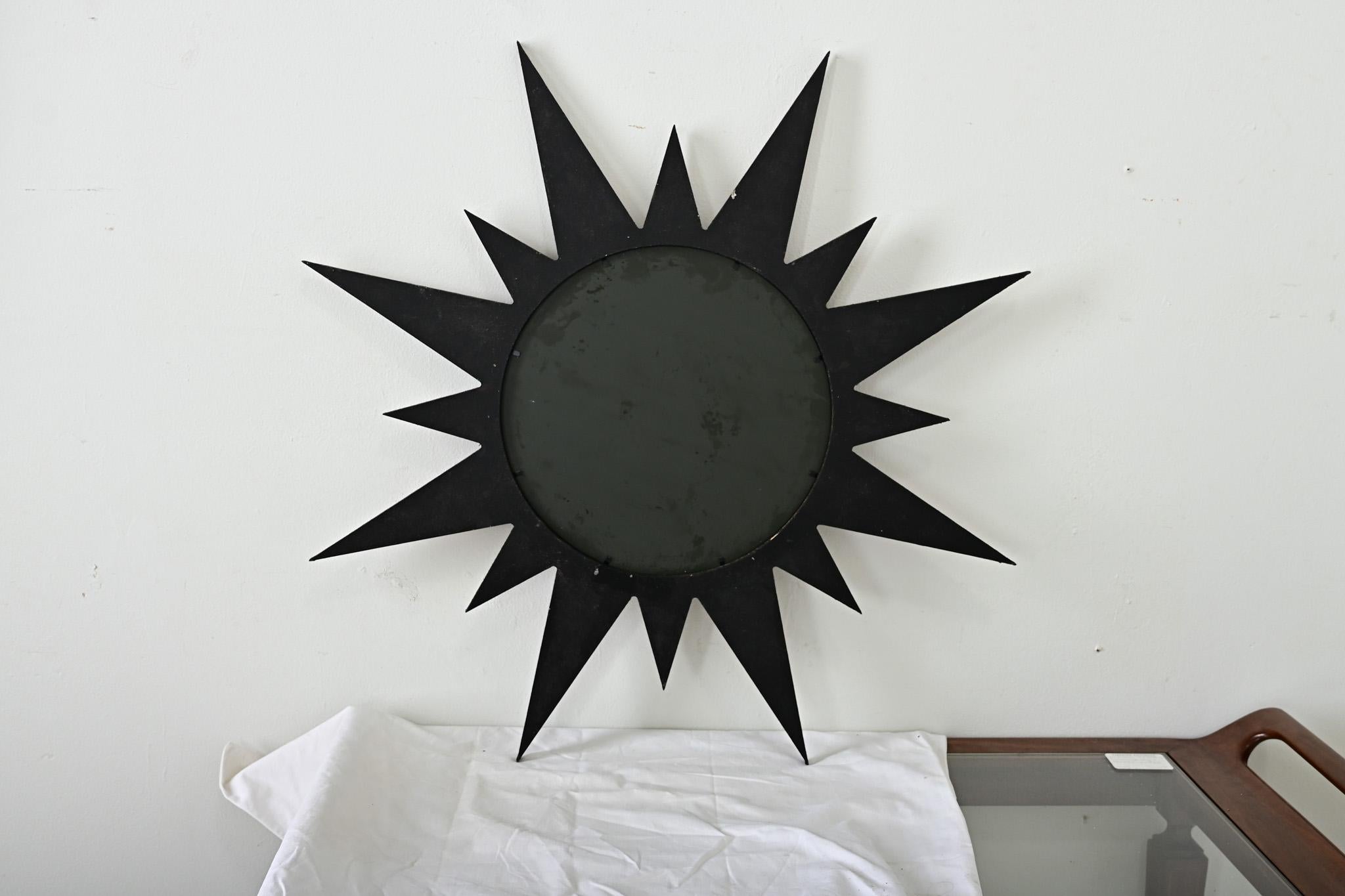 Reproduction d'un miroir à étoiles rayonnantes Bon état - En vente à Baton Rouge, LA