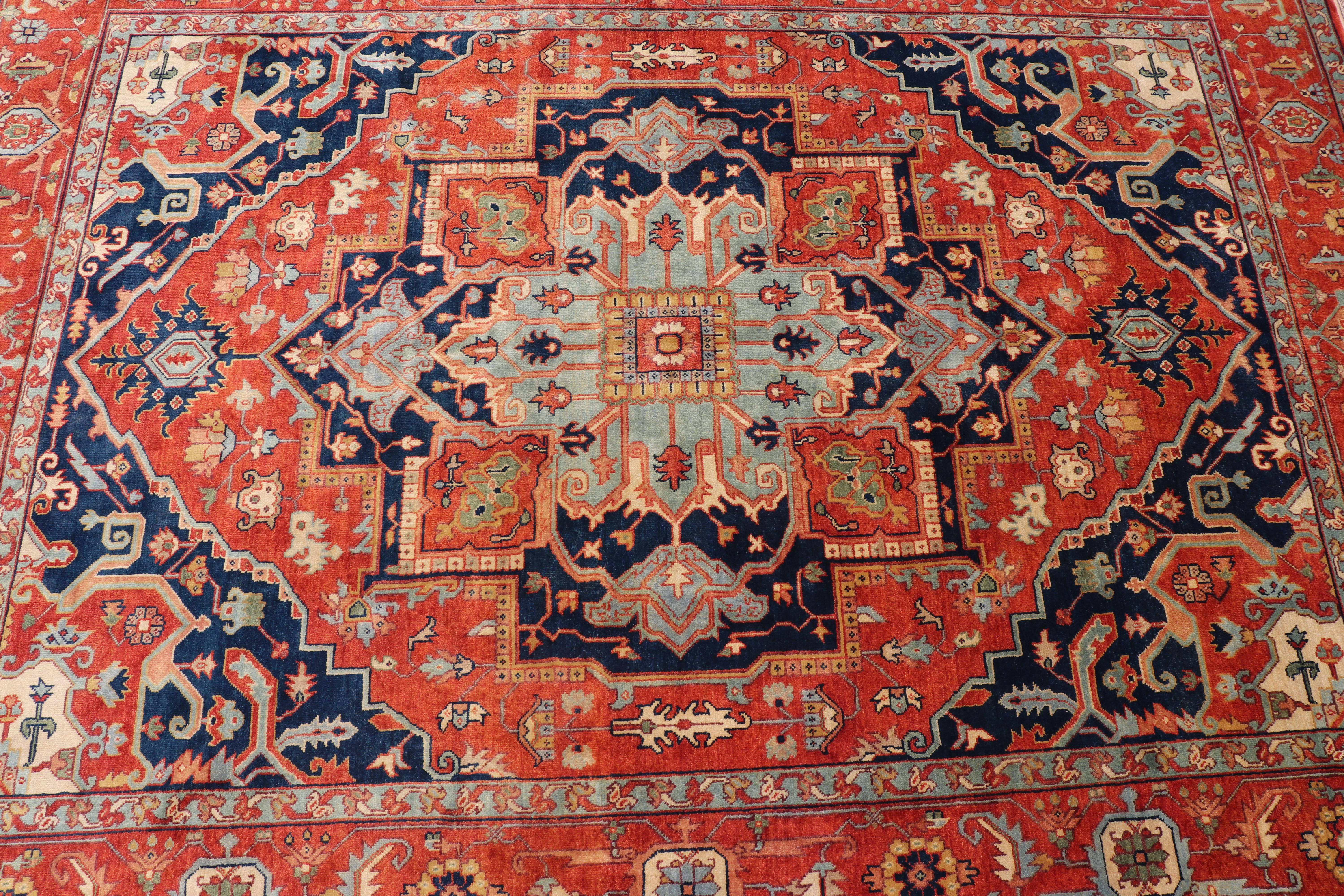 Geometrischer Serapi-Heriz-Teppich mit Medaillonreproduktion von Keivan Woven Arts, Geometrisch im Zustand „Hervorragend“ im Angebot in Atlanta, GA