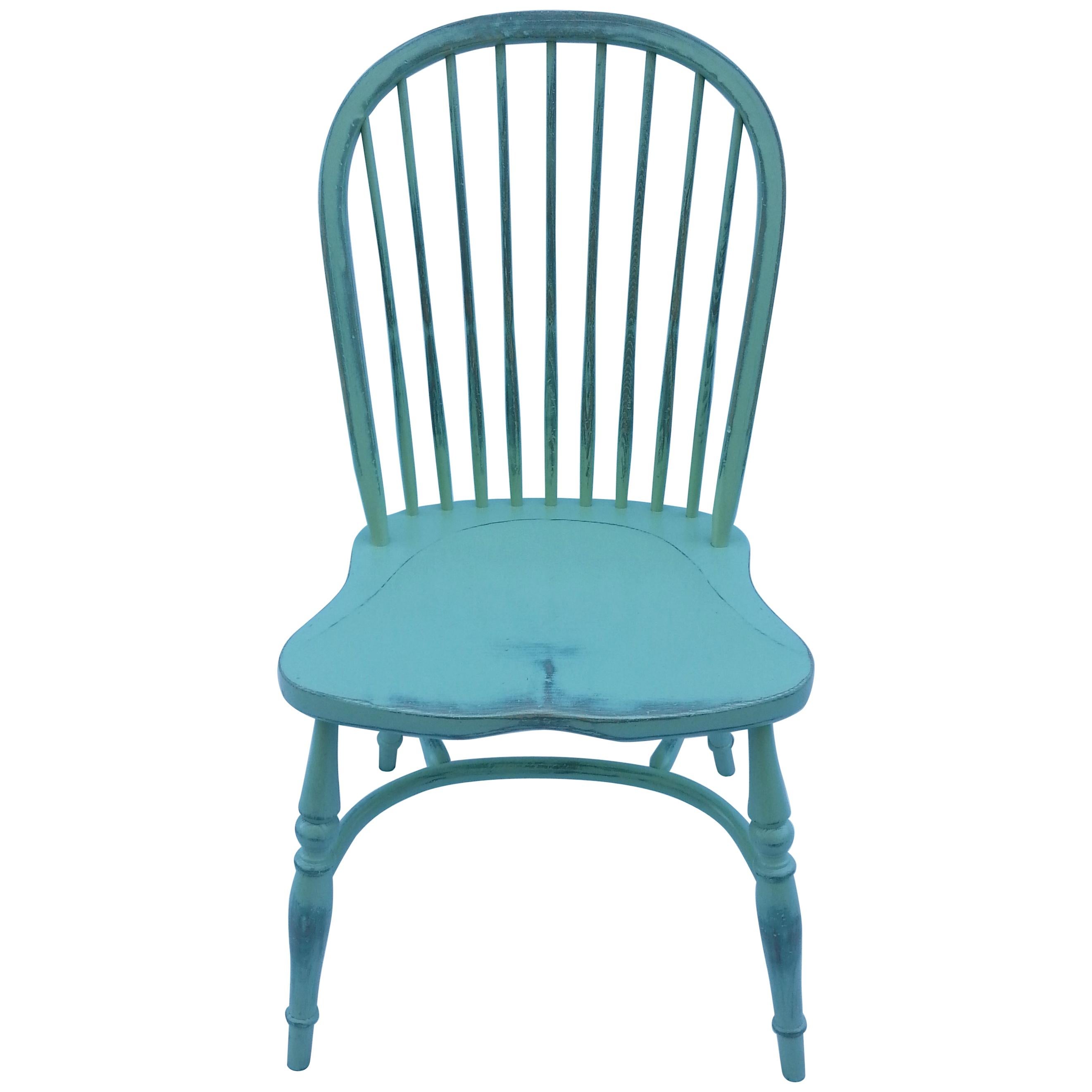 Hellgrüner Beistellstuhl mit Spindelrückenlehne und blauer Unterseite, Reproduktion