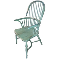 Reproduction du fauteuil à dossier fuseau vert clair et bleu sous le fauteuil