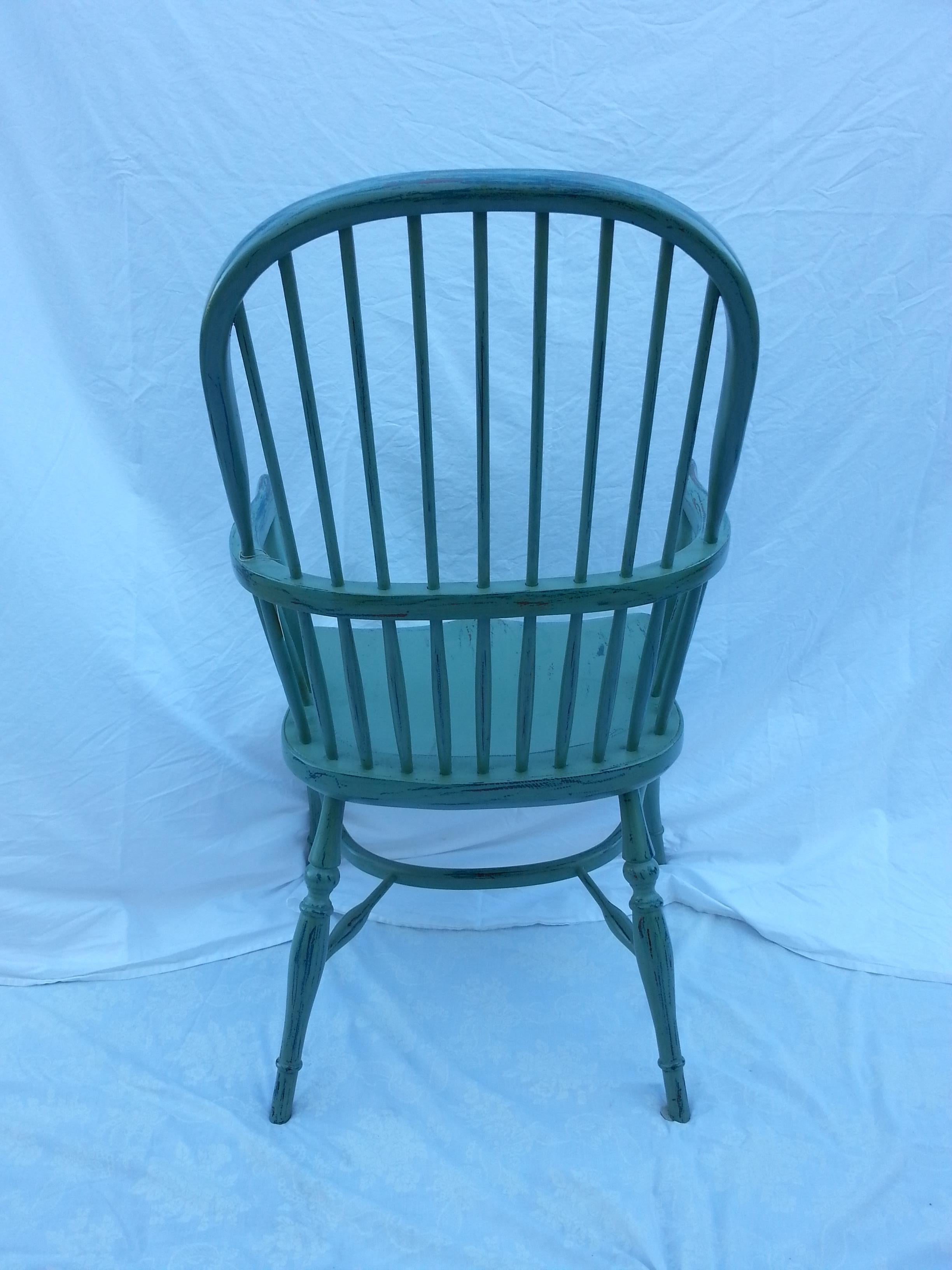 Reproduction d'un fauteuil bleu poudre à dossier fuseau.