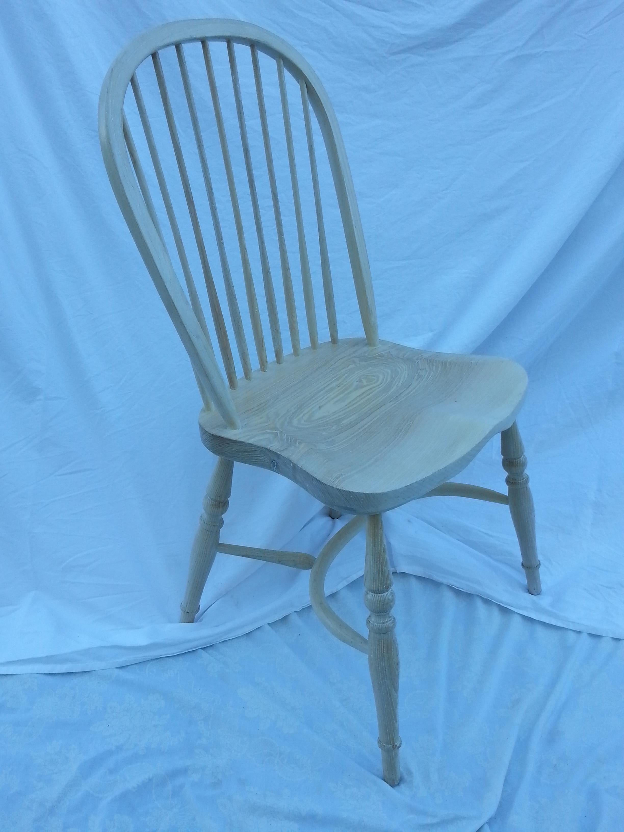 Reproduction d'une chaise d'appoint à dossier fuseau, blanchie à la chaux.