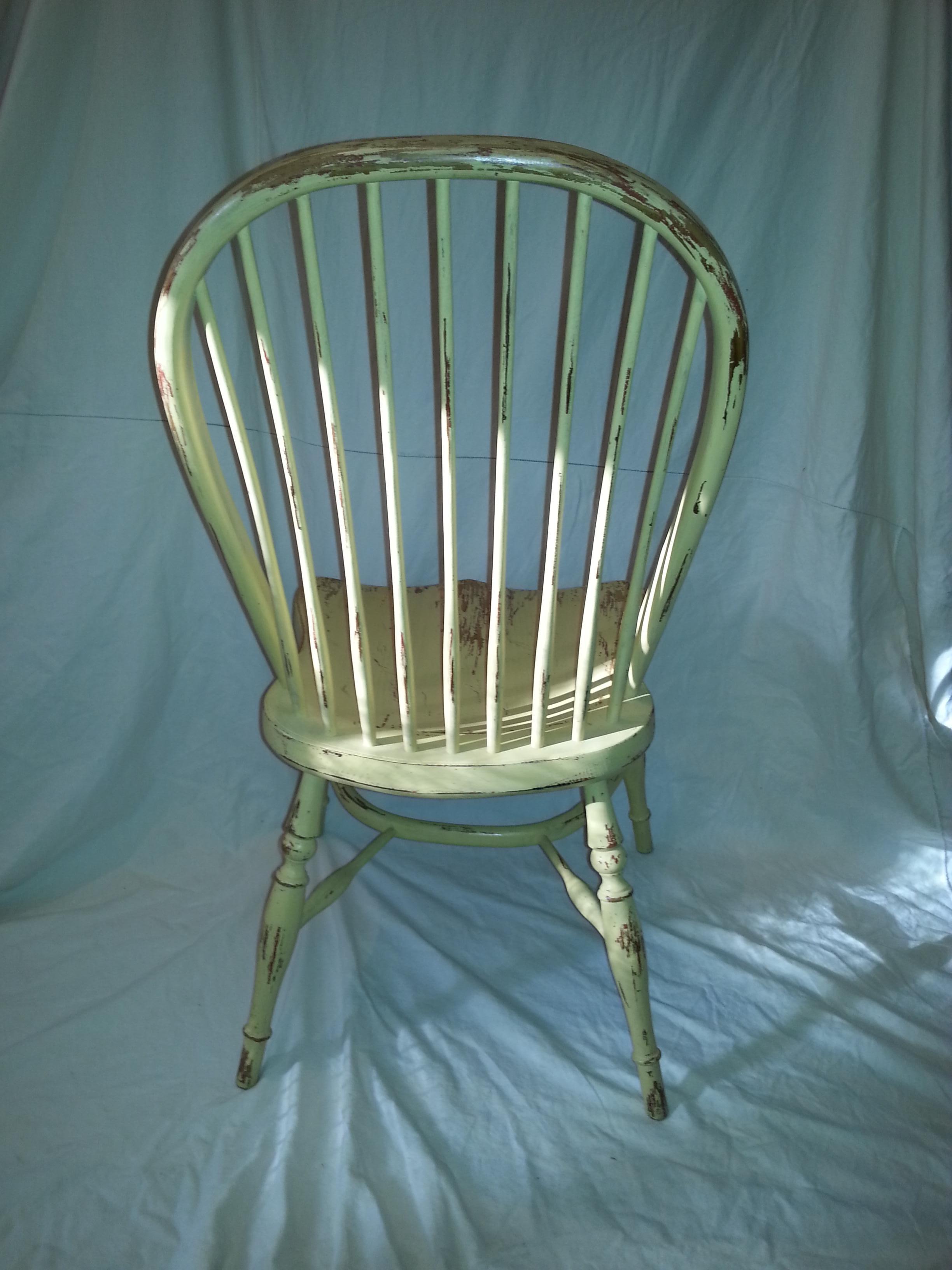 Gelber Beistellstuhl mit Spindelrückenlehne aus der Reproduktion im Zustand „Hervorragend“ im Angebot in Nantucket, MA