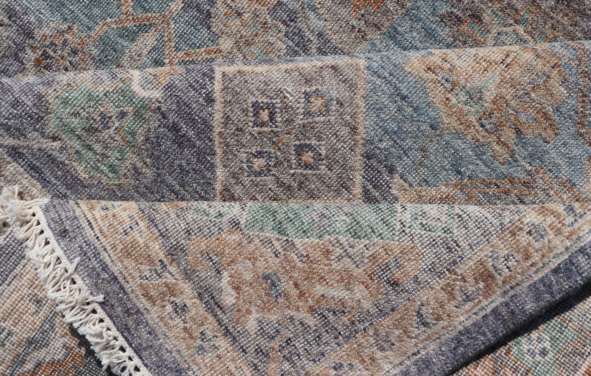 Reproduzierter Sultanabad-Teppich im Used-Look mit blauen, grauen, grauen und beigefarbenen Tönen im Used-Look 8 x 10 im Angebot 4