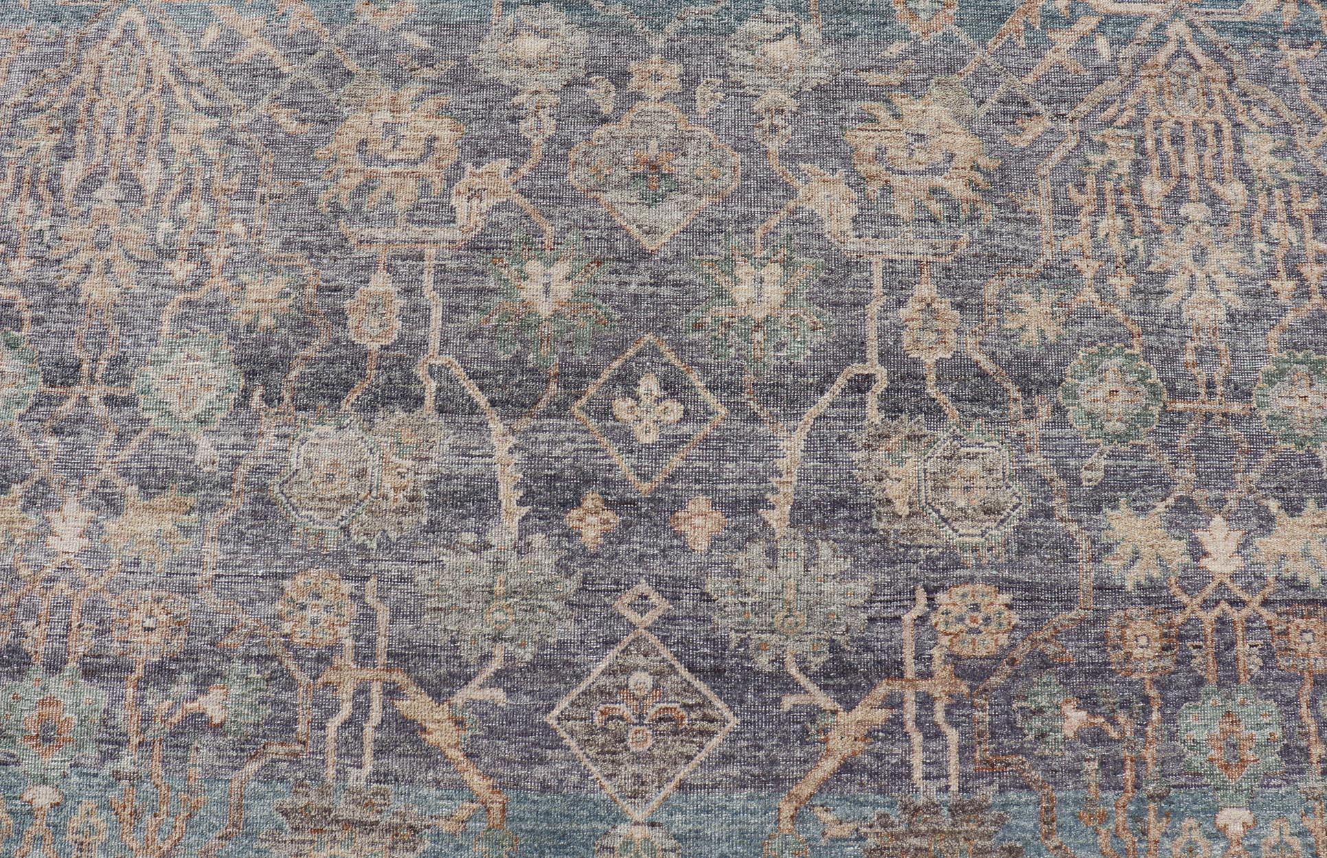Maße: 8'0 x 10'0 
Reproduktion Sultanabad Teppich mit Distressed Blau, Grau und Beige Töne 8 x 10. Keivan Woven Arts / Teppich/ PUR-8150, Herkunftsland / Art: Indien / Sultanabad, ca. 21. Jahrhundert. 

Das zentrale Feld des Teppichs zeigt