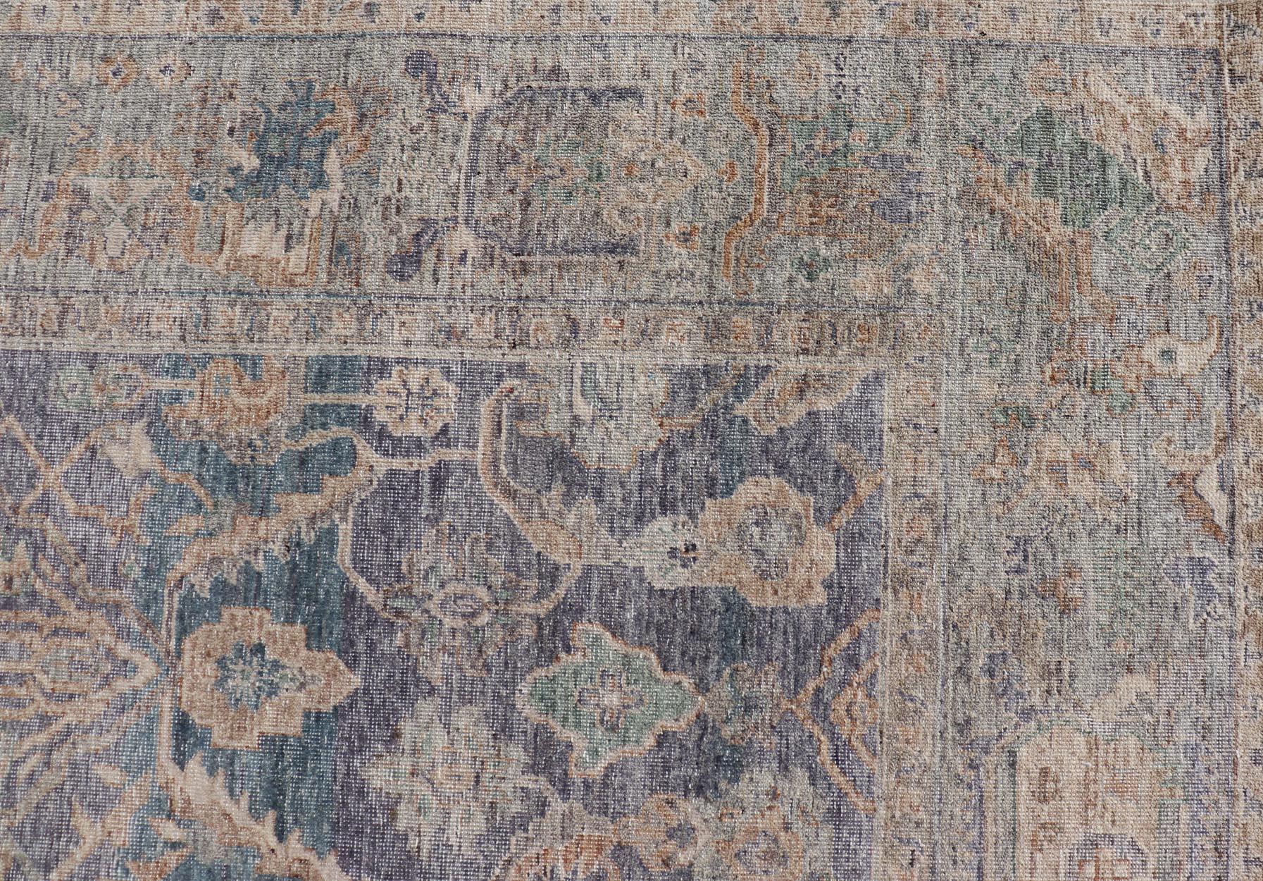 Reproduzierter Sultanabad-Teppich im Used-Look mit blauen, grauen, grauen und beigefarbenen Tönen im Used-Look 8 x 10 (Handgeknüpft) im Angebot