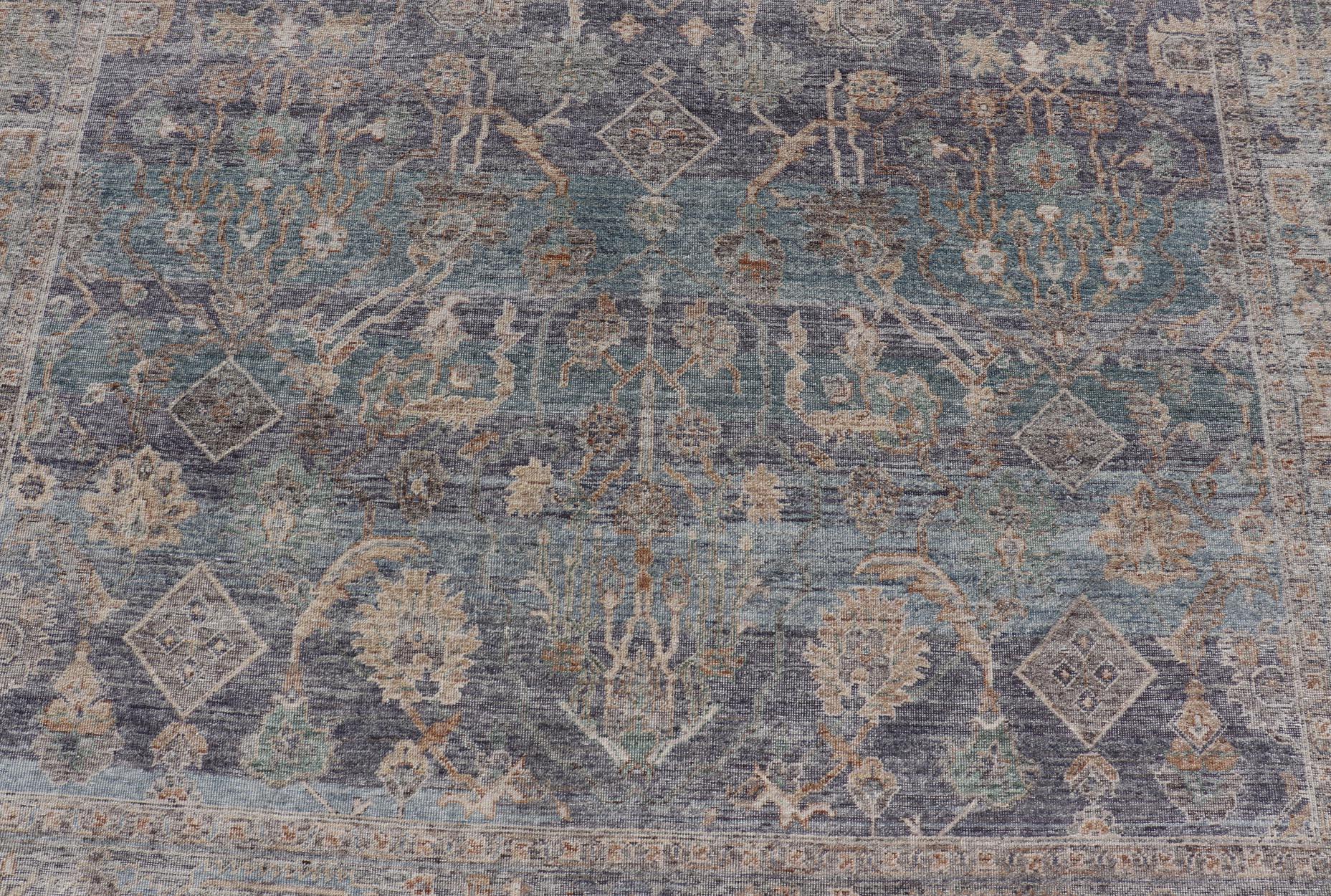 Reproduzierter Sultanabad-Teppich im Used-Look mit blauen, grauen, grauen und beigefarbenen Tönen im Used-Look 8 x 10 (21. Jahrhundert und zeitgenössisch) im Angebot
