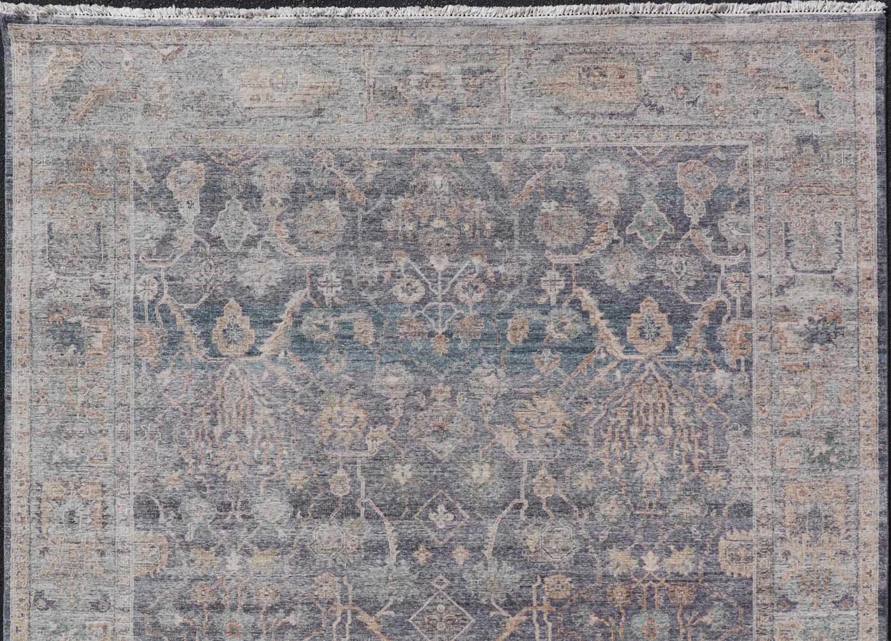 Reproduzierter Sultanabad-Teppich im Used-Look mit blauen, grauen, grauen und beigefarbenen Tönen im Used-Look 8 x 10 (Wolle) im Angebot