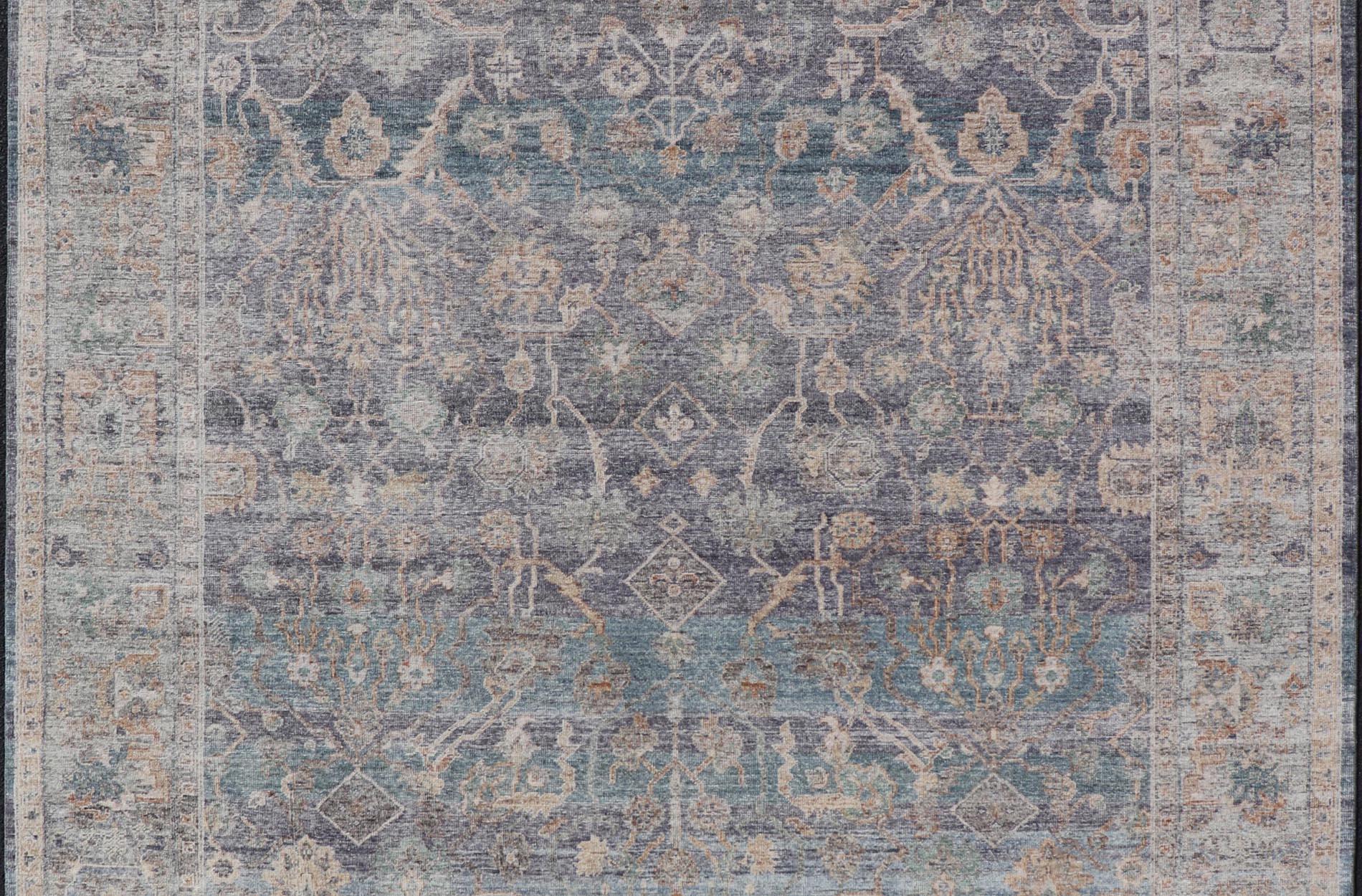Reproduzierter Sultanabad-Teppich im Used-Look mit blauen, grauen, grauen und beigefarbenen Tönen im Used-Look 8 x 10 im Angebot 1