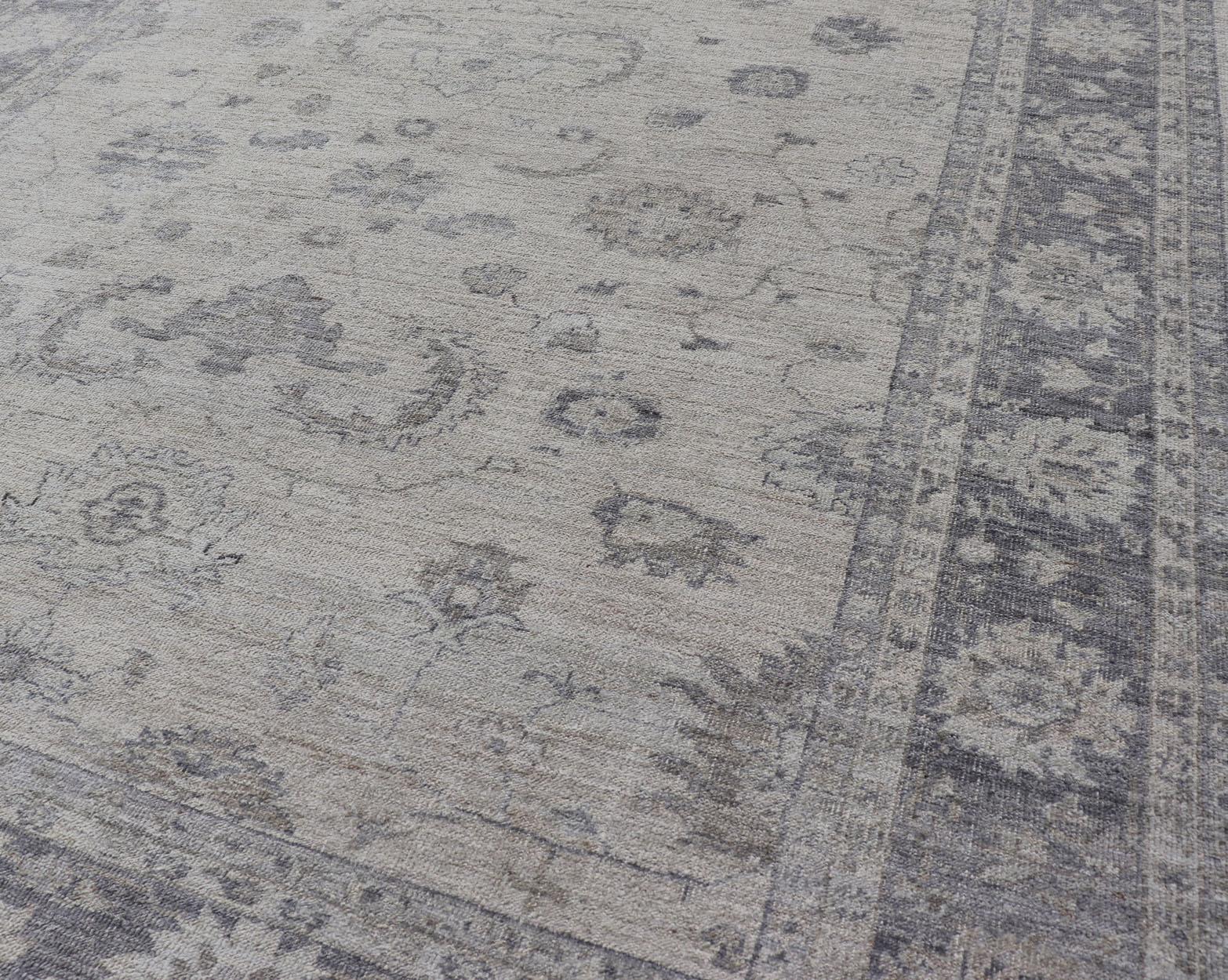 Reproducción de alfombra turca de angora Oushak en serenos tonos grises y azules en venta 5