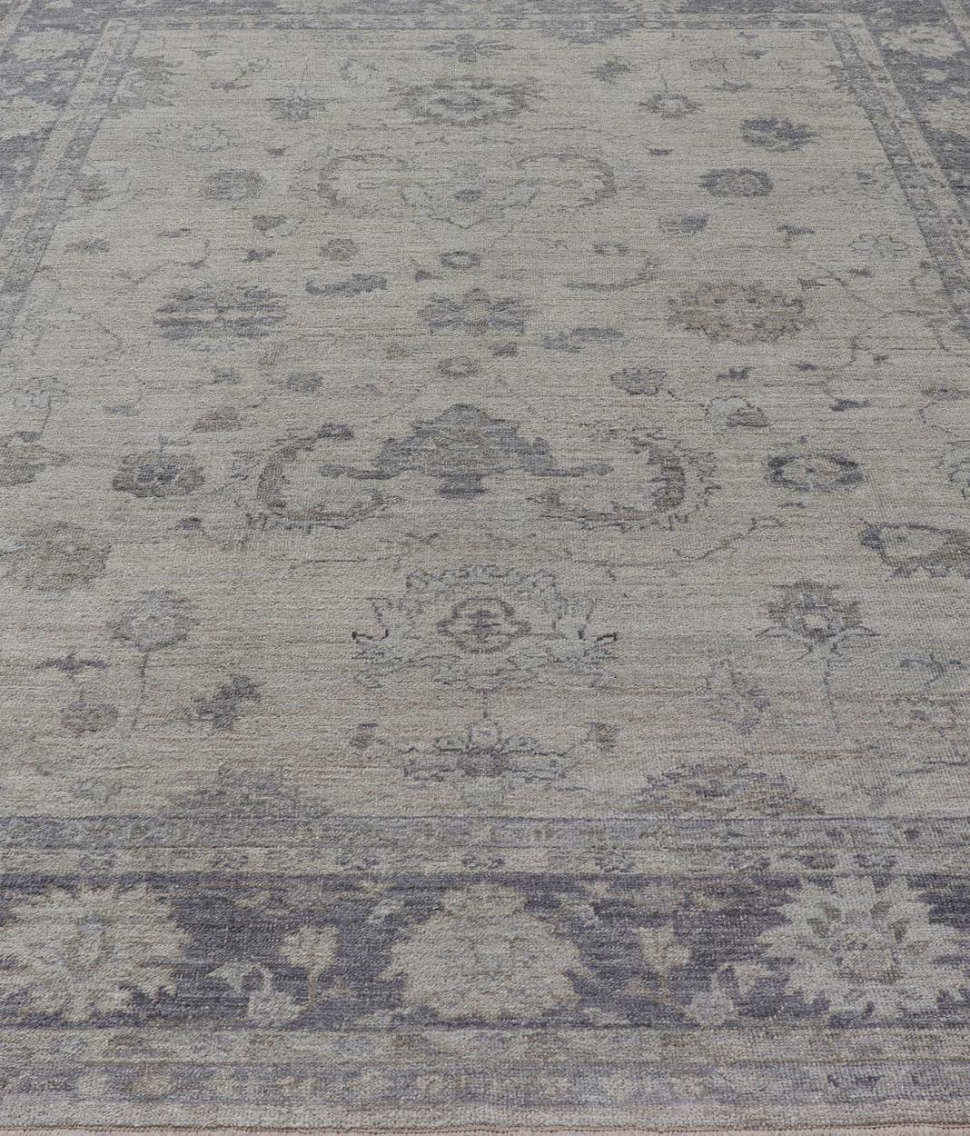 Reproducción de alfombra turca de angora Oushak en serenos tonos grises y azules en venta 6