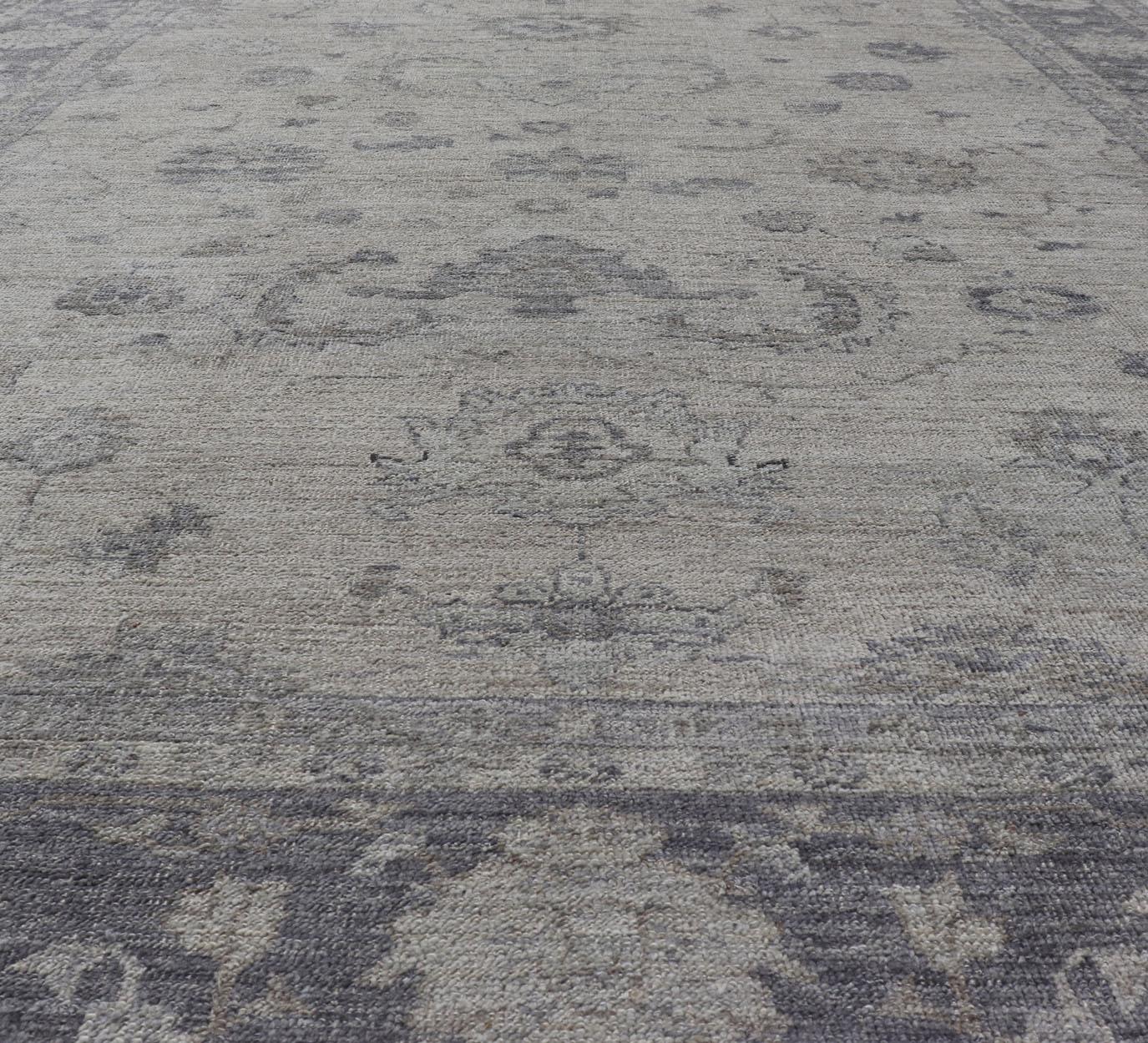 Reproducción de alfombra turca de angora Oushak en serenos tonos grises y azules en venta 7