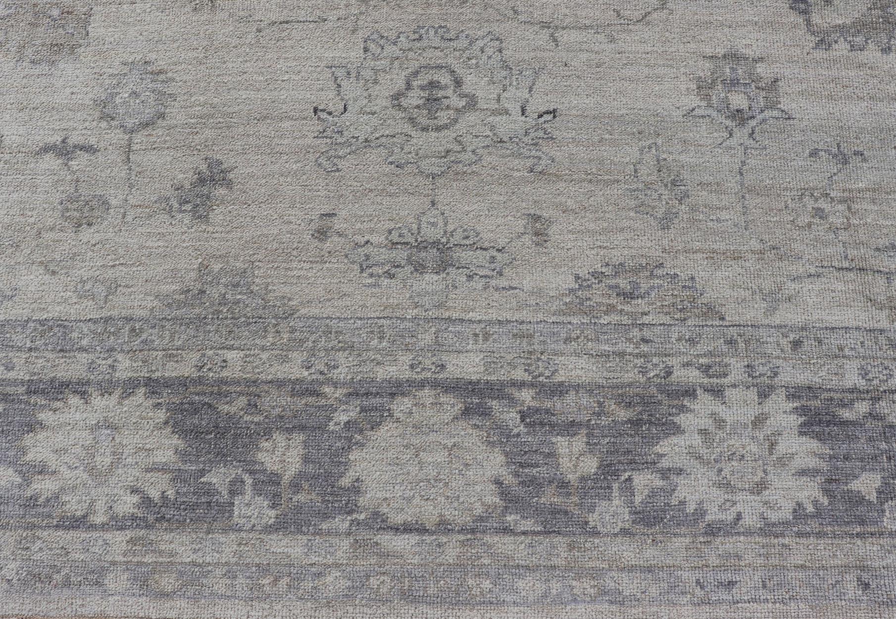 Reproducción de alfombra turca de angora Oushak en serenos tonos grises y azules en venta 8