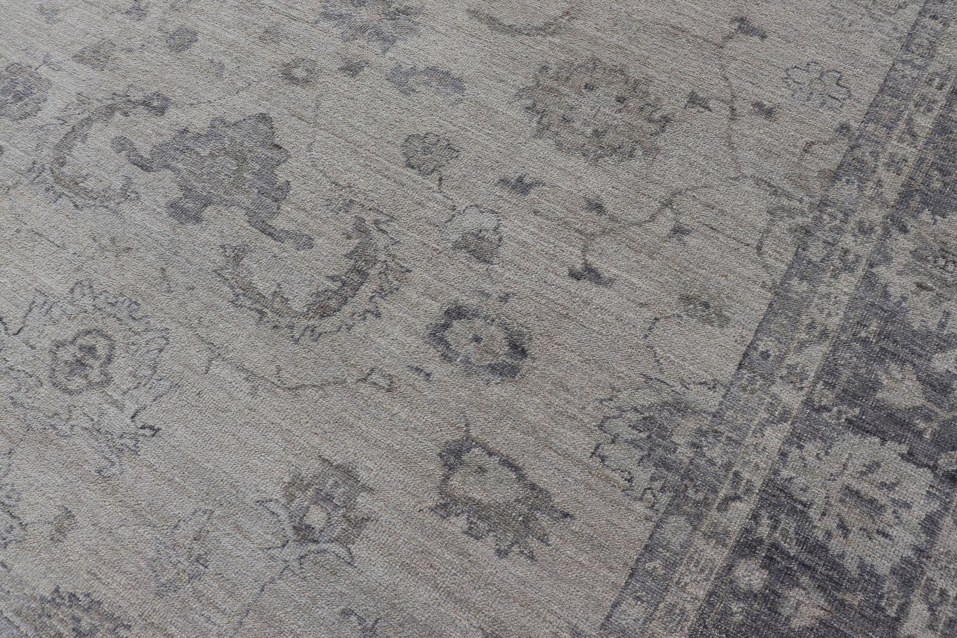 Medidas: 9'2 x 11'7 
Realza tu decoración interior con la sofisticada elegancia de una Alfombra Turca de Angora Oushak Reproducida, diseñada para aportar un toque de encanto clásico y tranquilidad a cualquier habitación. La alfombra presenta un