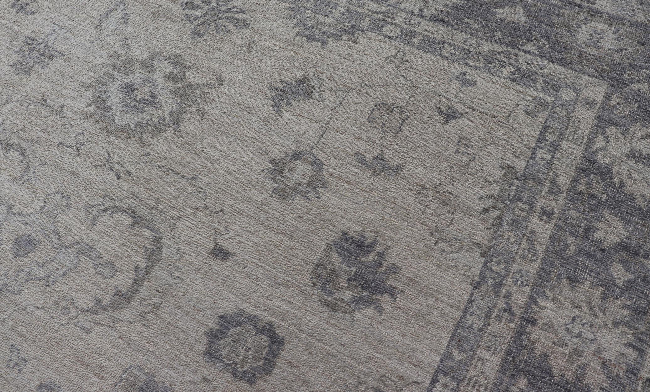 Reproducción de alfombra turca de angora Oushak en serenos tonos grises y azules Turco en venta