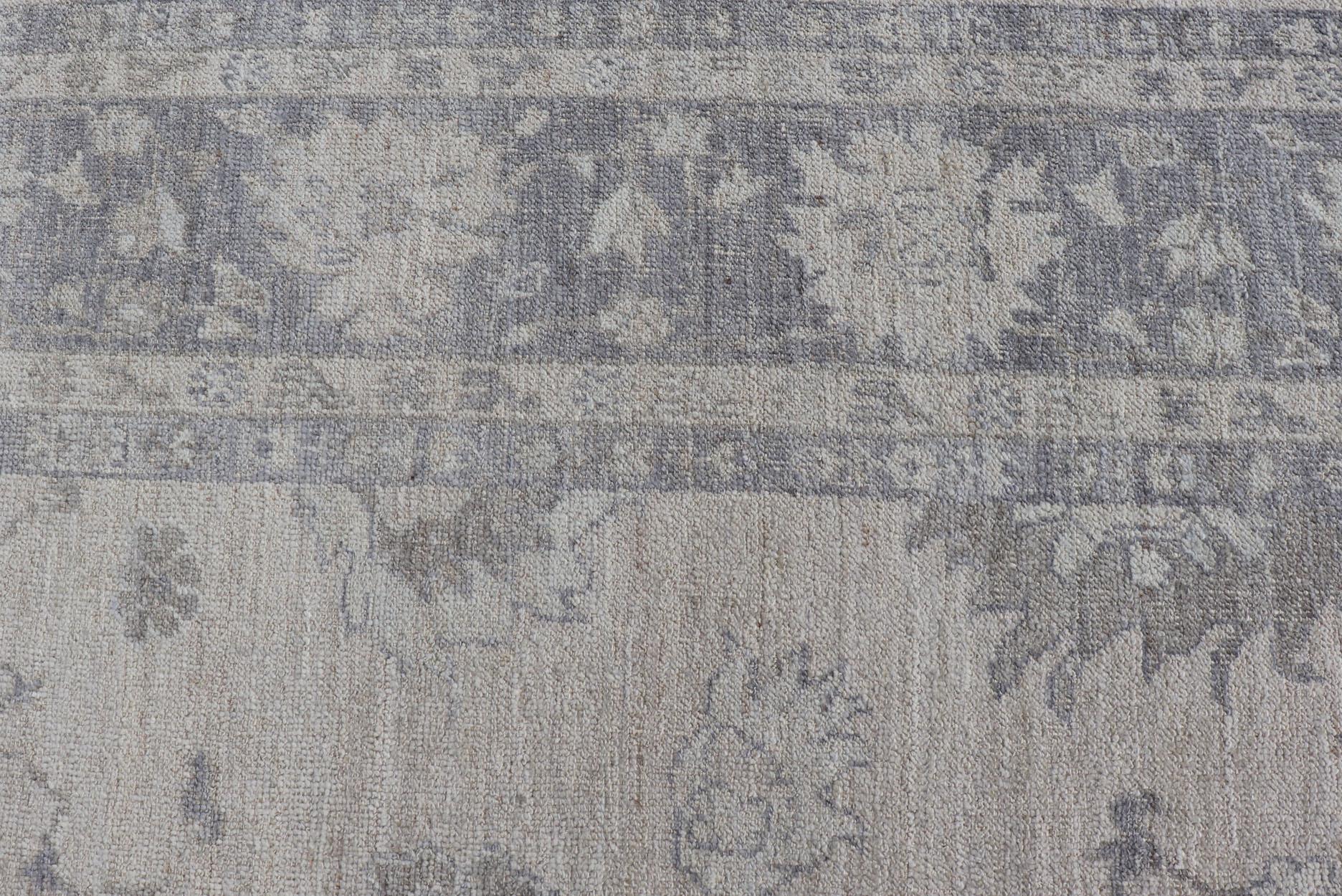 Reproducción de alfombra turca de angora Oushak en serenos tonos grises y azules en Nuevo estado para la venta en Atlanta, GA