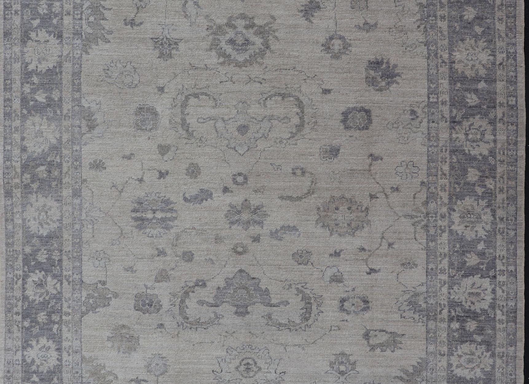 Reproducción de alfombra turca de angora Oushak en serenos tonos grises y azules en venta 1
