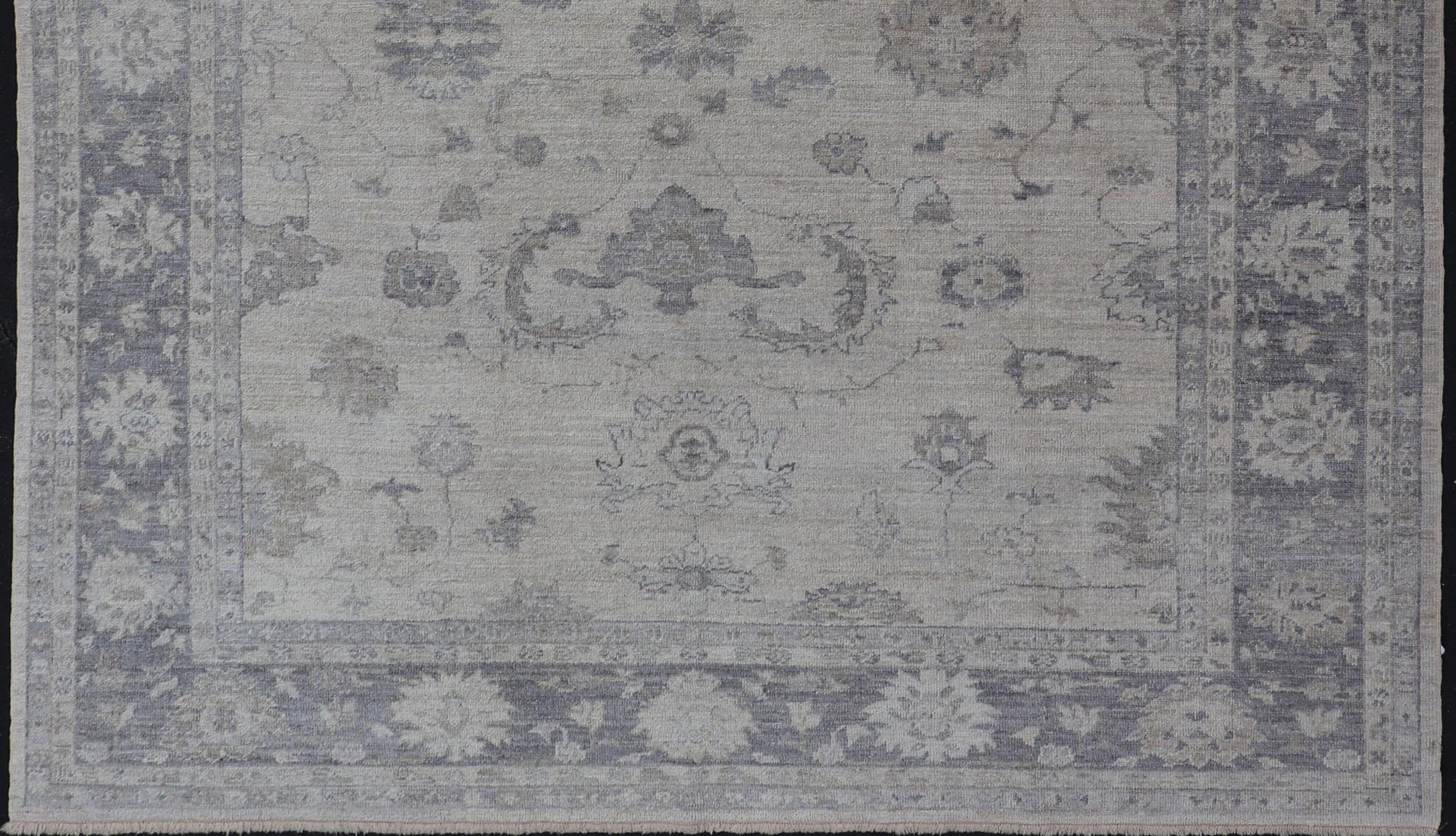 Reproducción de alfombra turca de angora Oushak en serenos tonos grises y azules en venta 2