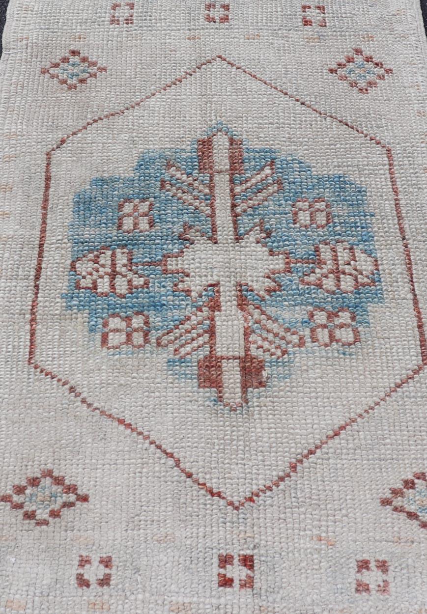 Reproduction Turkish Oushak Rug - Blue and Brown Medallion 2'2 x 3'2 In New Condition For Sale In Atlanta, GA