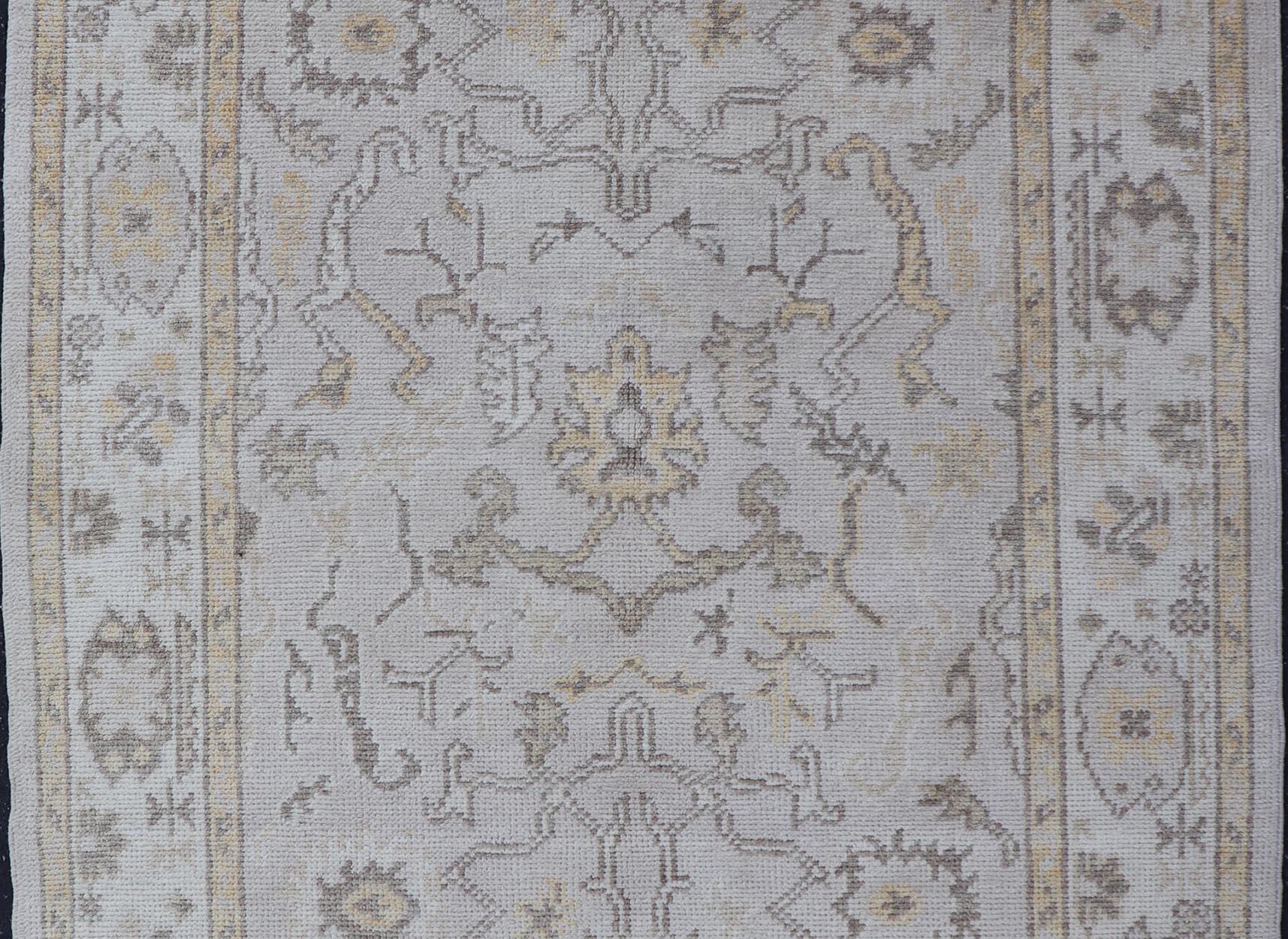 Reproduction d'un tapis turc Oushak avec un motif floral stylisé dans les tons de la terre en vente 3