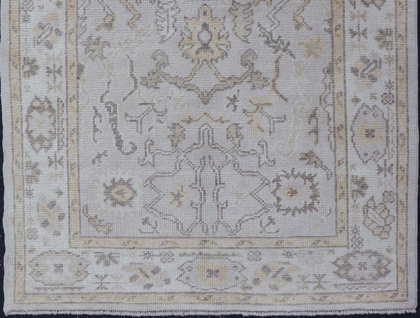 Reproduction d'un tapis turc Oushak avec un motif floral stylisé dans les tons de la terre en vente 4