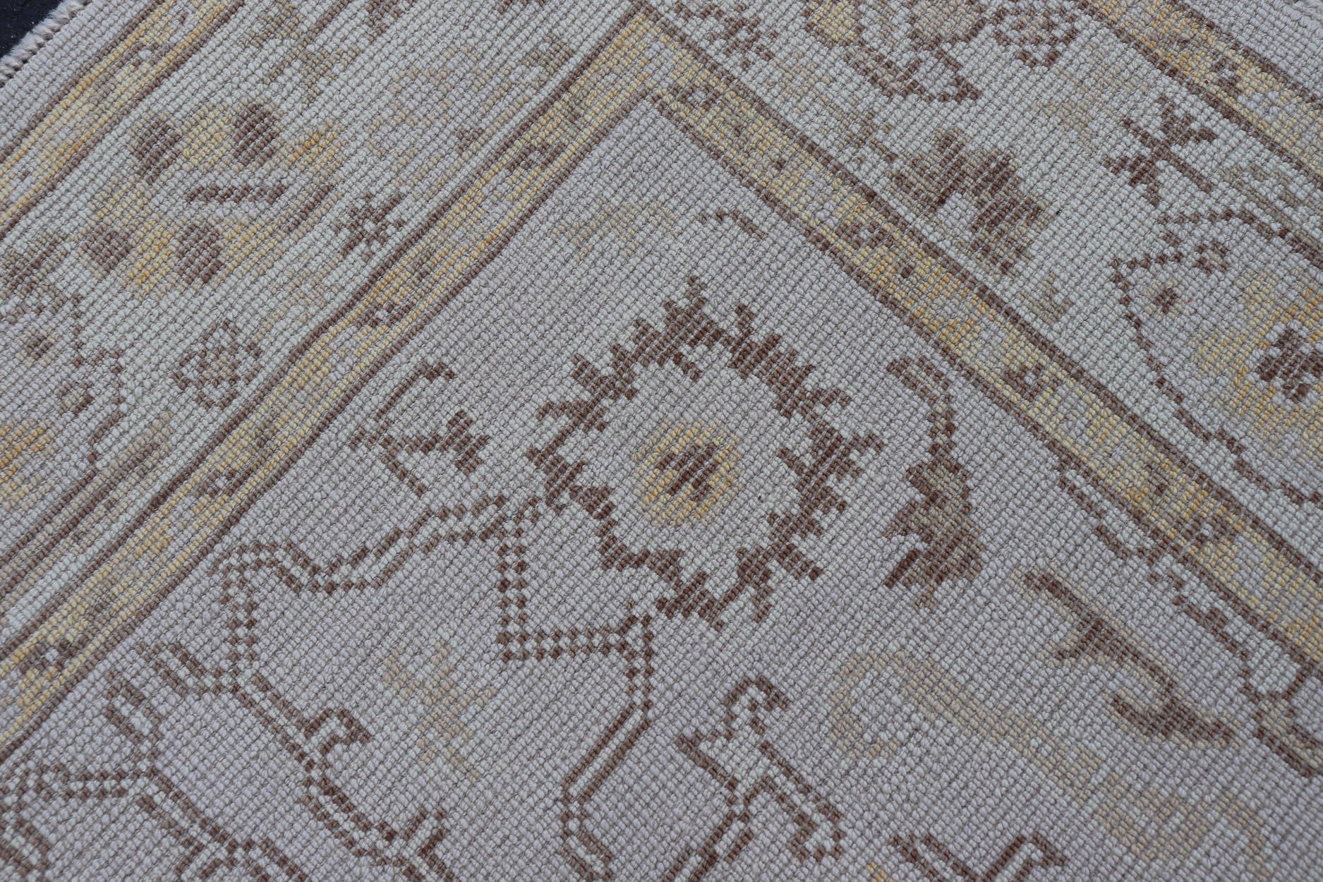Reproduction stylisée d'un tapis Oushak de Turquie, tapis EN-123486, pays d'origine / type : Turquie / Oushak, vers 2000

Cette reproduction de tapis turc Oushak présente un motif floral stylisé. La bordure à plusieurs niveaux présente un motif
