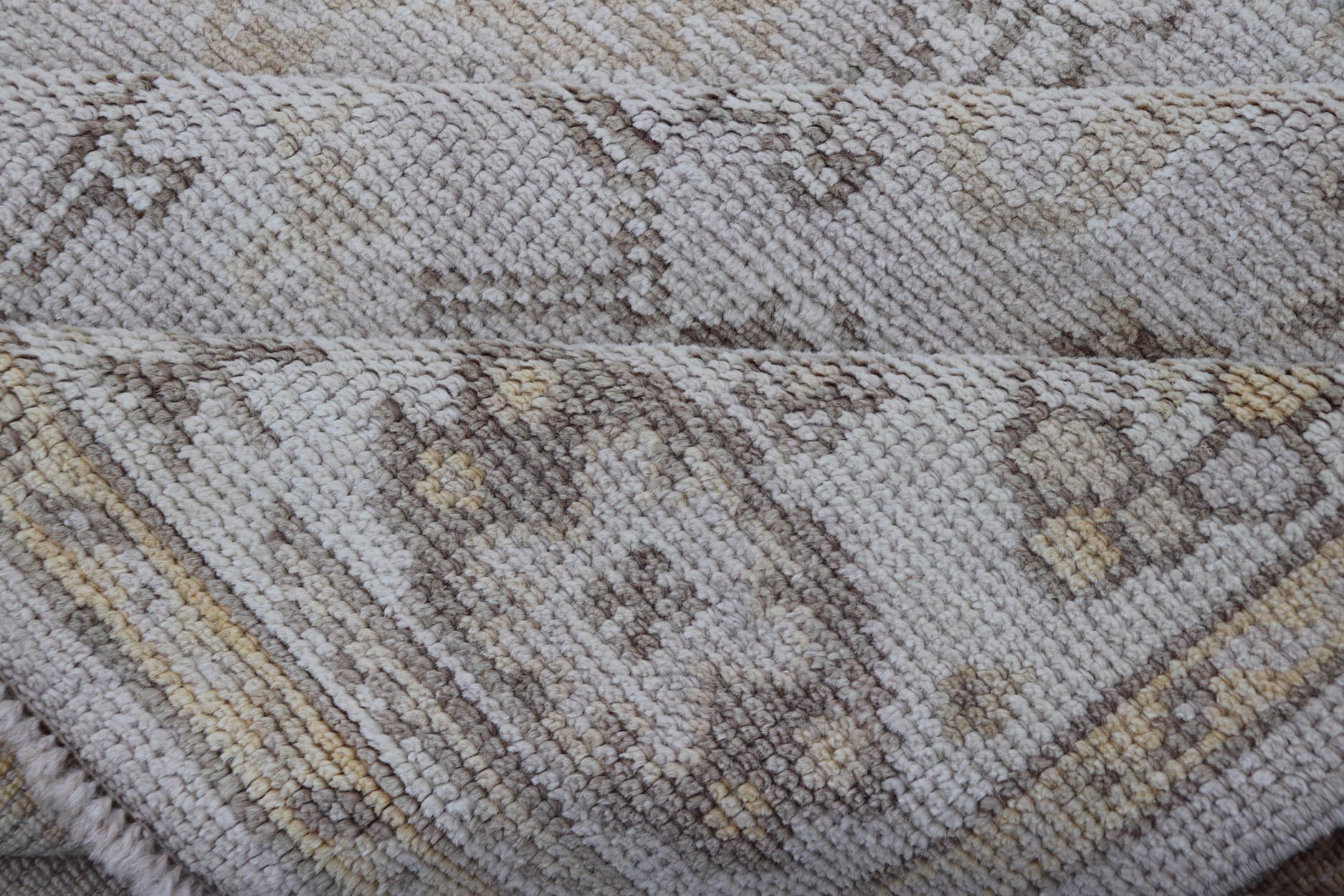 Turc Reproduction d'un tapis turc Oushak avec un motif floral stylisé dans les tons de la terre en vente