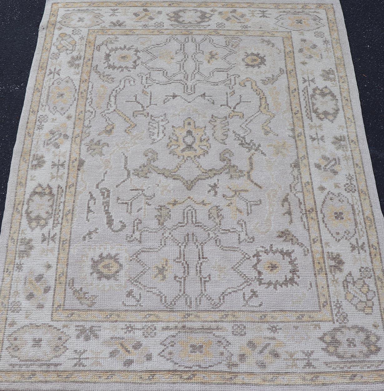 Noué à la main Reproduction d'un tapis turc Oushak avec un motif floral stylisé dans les tons de la terre en vente