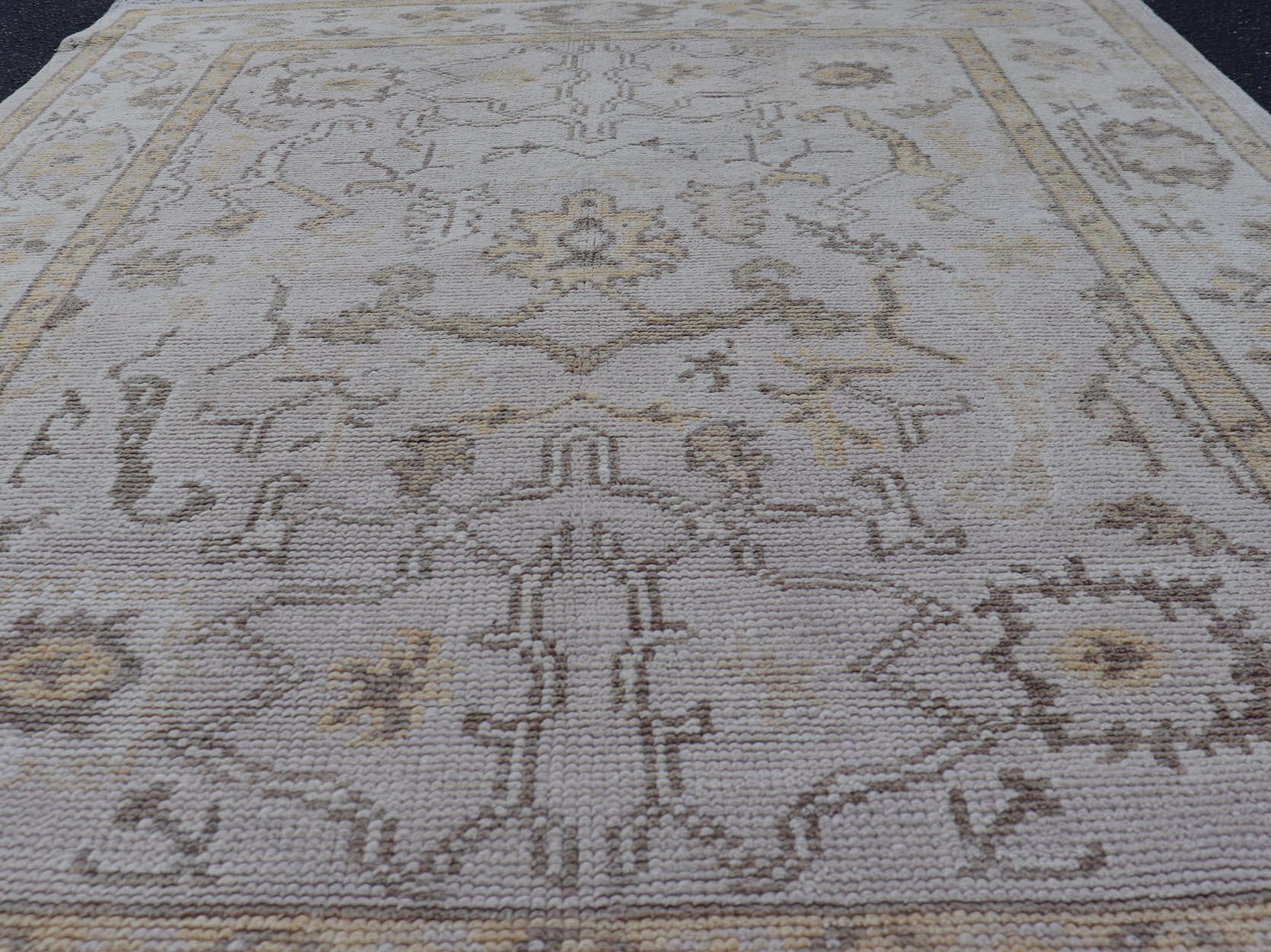 Reproduction d'un tapis turc Oushak avec un motif floral stylisé dans les tons de la terre Excellent état - En vente à Atlanta, GA