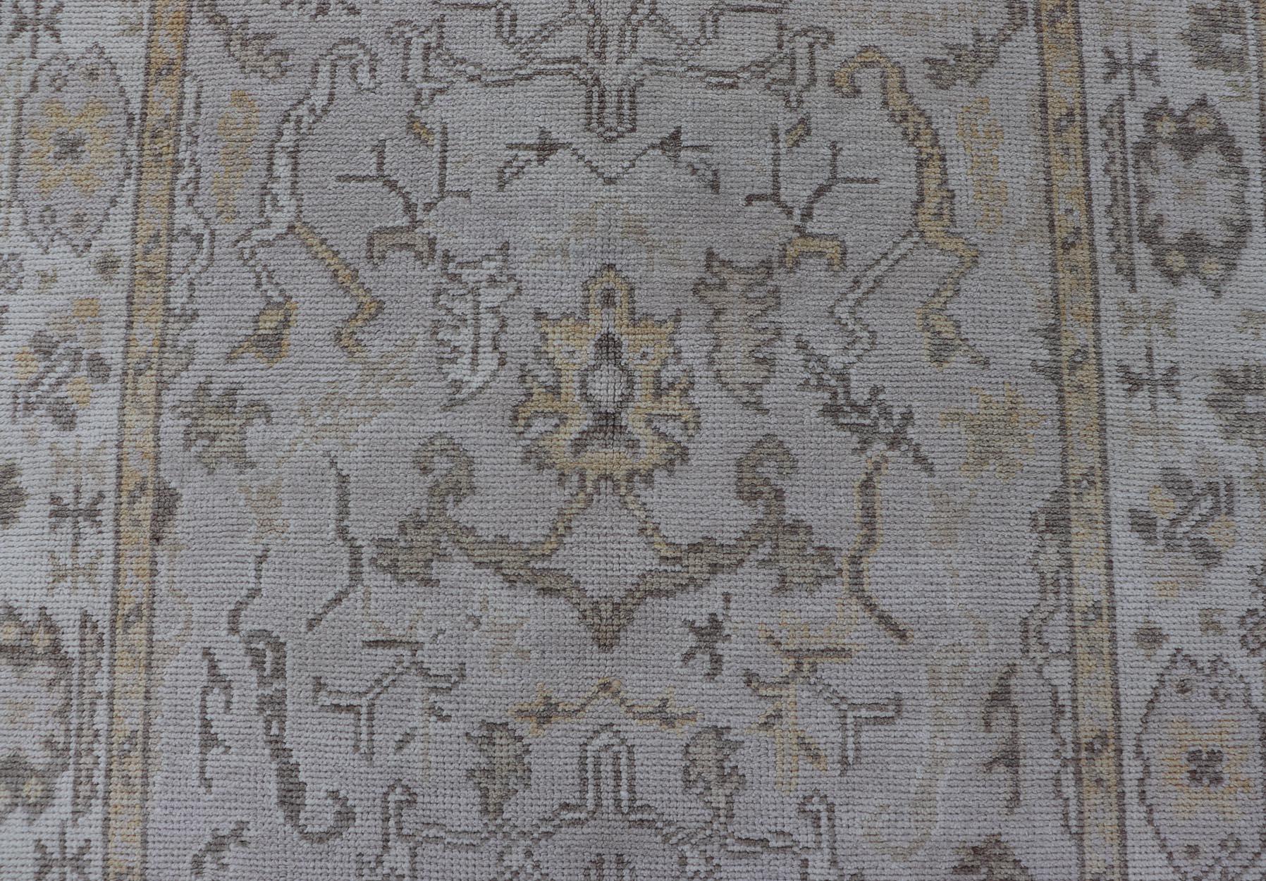 XXIe siècle et contemporain Reproduction d'un tapis turc Oushak avec un motif floral stylisé dans les tons de la terre en vente