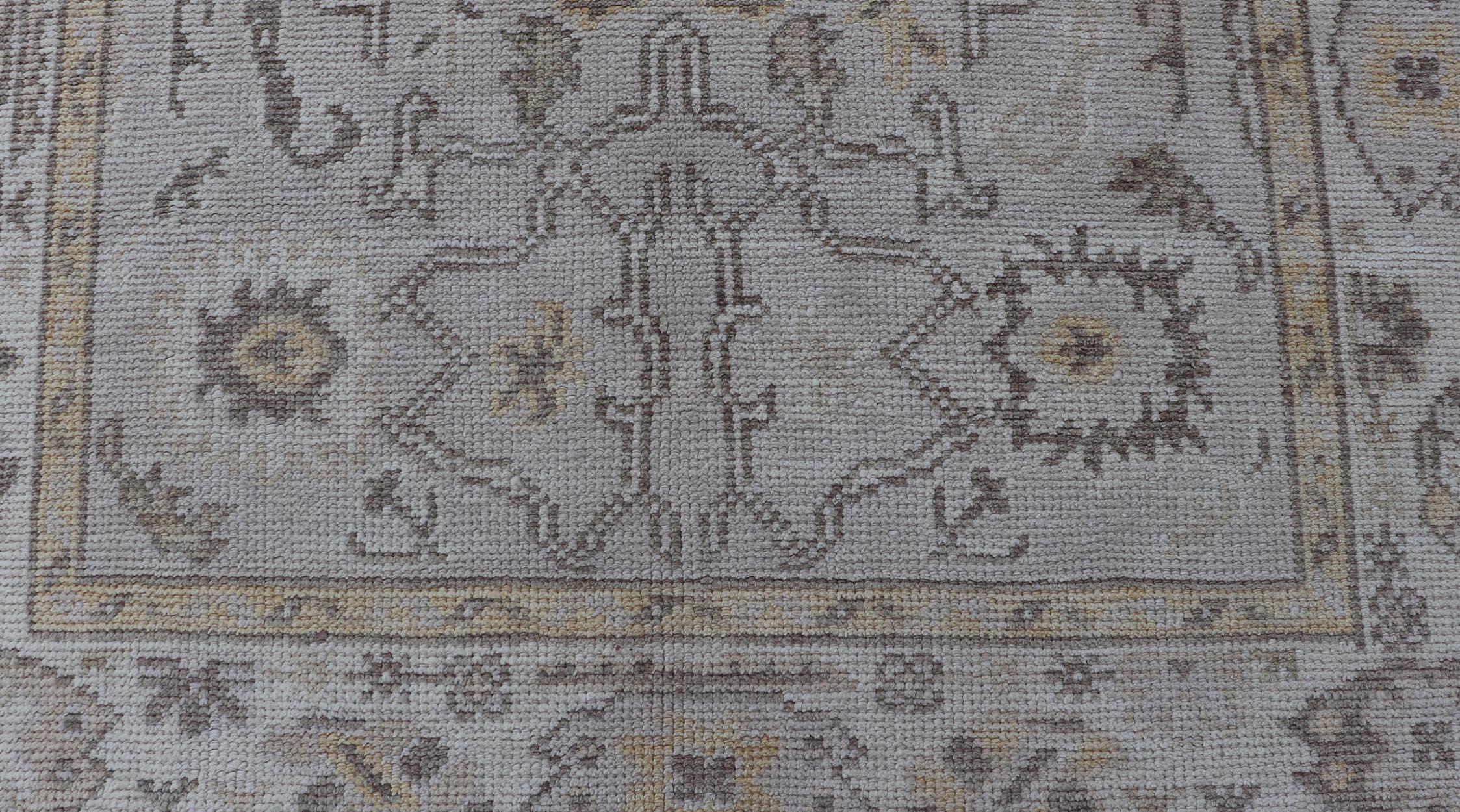 Reproduction d'un tapis turc Oushak avec un motif floral stylisé dans les tons de la terre en vente 1