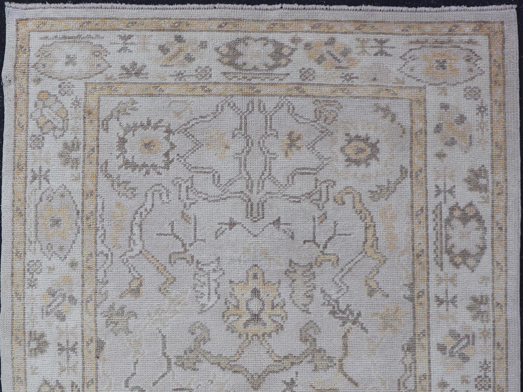 Reproduction d'un tapis turc Oushak avec un motif floral stylisé dans les tons de la terre en vente 2