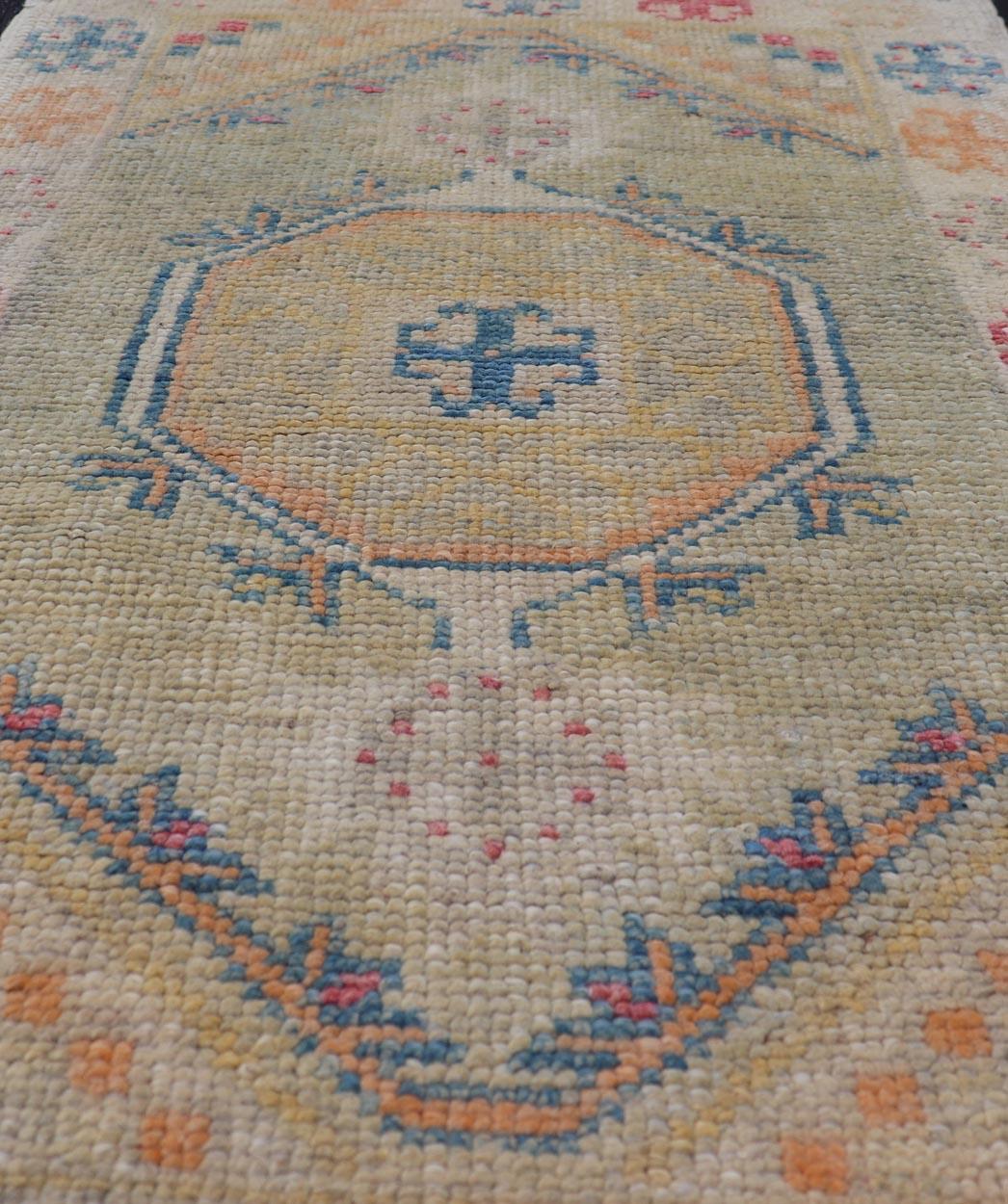 Reproduktion eines türkischen Oushak-Teppichs mit lebhaften mehrfarbigen Motiven (Türkisch) im Angebot