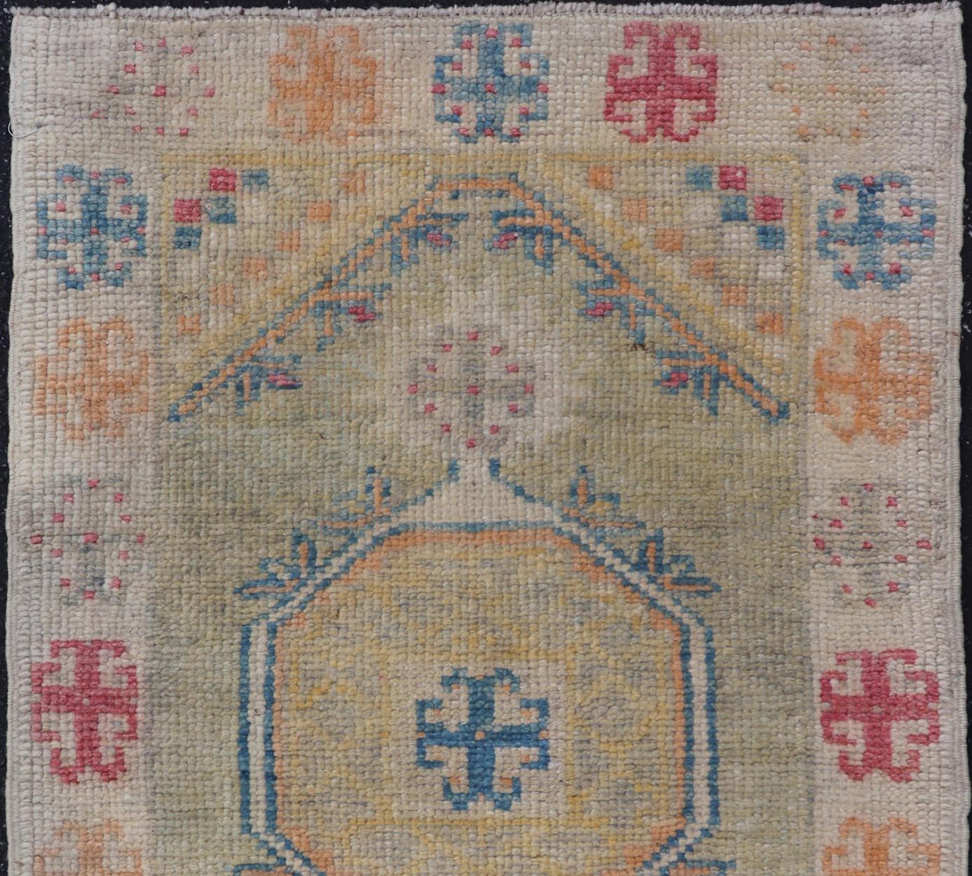Reproduktion eines türkischen Oushak-Teppichs mit lebhaften mehrfarbigen Motiven (21. Jahrhundert und zeitgenössisch) im Angebot