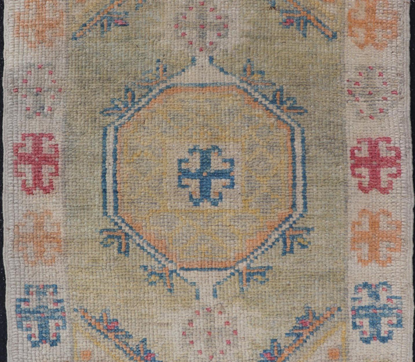 Reproduktion eines türkischen Oushak-Teppichs mit lebhaften mehrfarbigen Motiven (Wolle) im Angebot