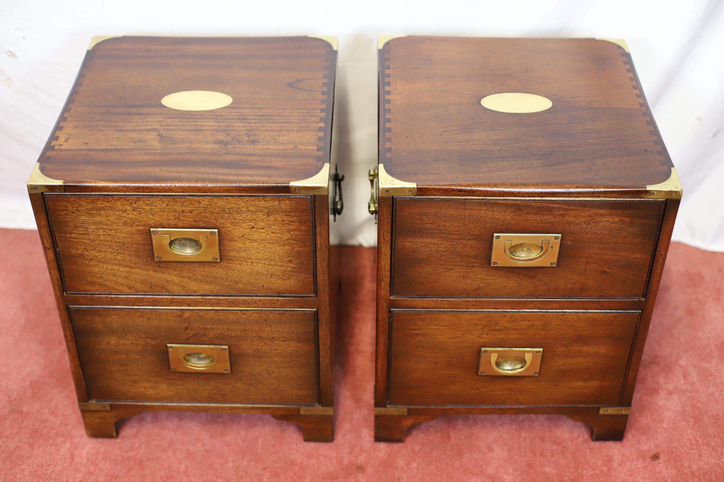 Siamo lieti di offrire in vendita questo grazioso set di due comodini in stile campagna militare, realizzato da Bevan Funnel e in buone condizioni!
Non esitare a contattarmi per qualsiasi domanda.
Ti invitiamo a dare un'occhiata alle immagini perché